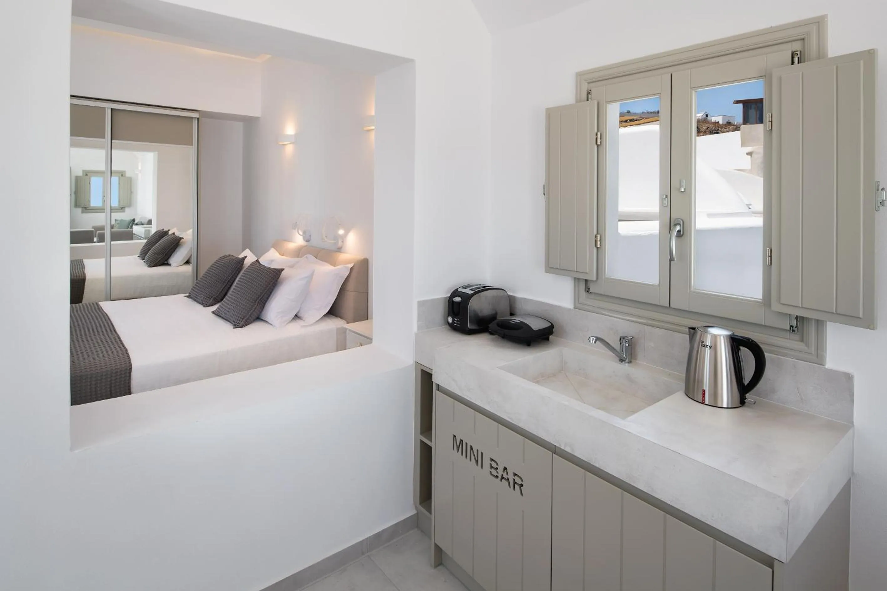 Living room, Bed in Altemar Suites