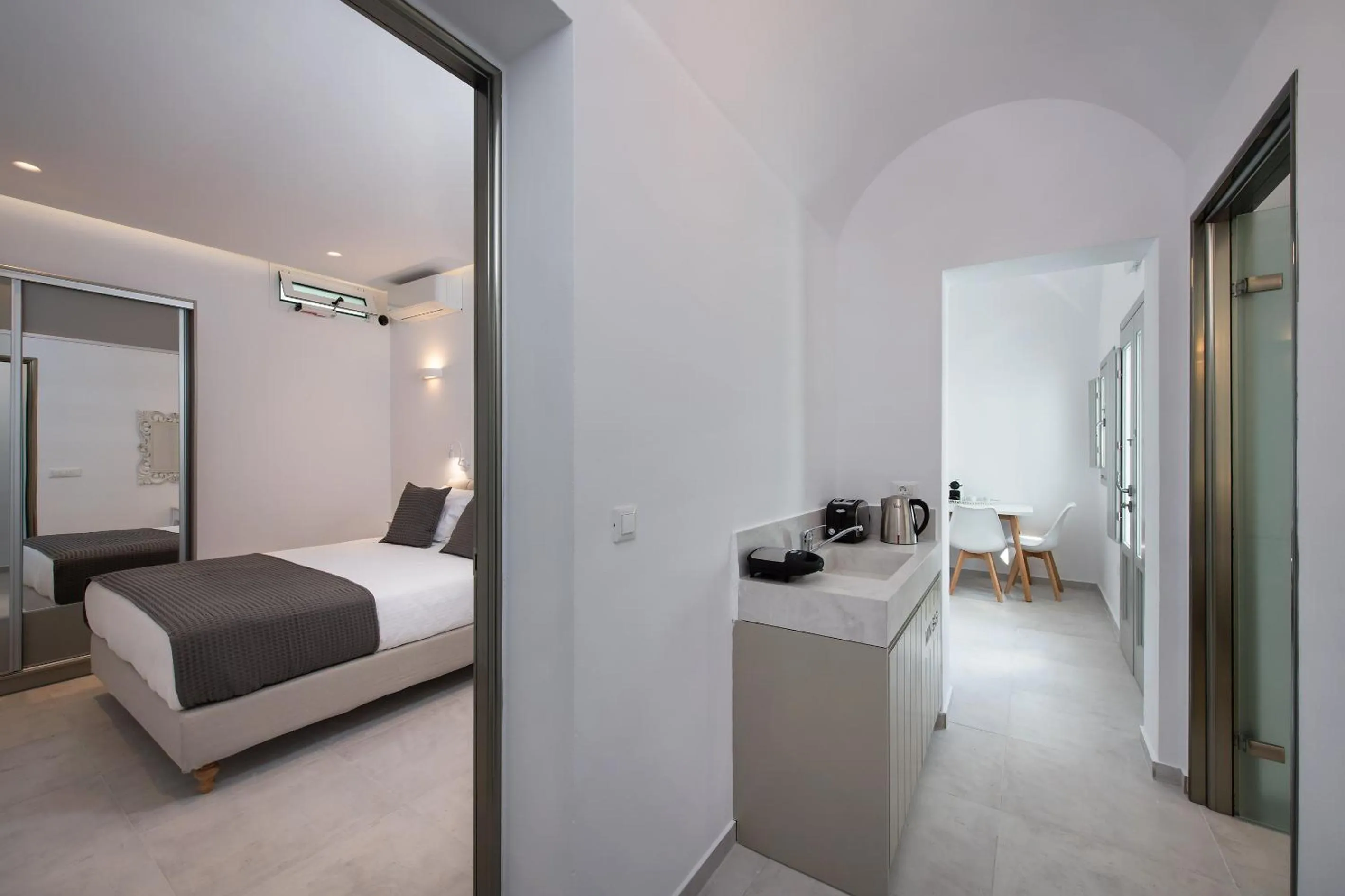 Coffee/tea facilities, Bed in Altemar Suites