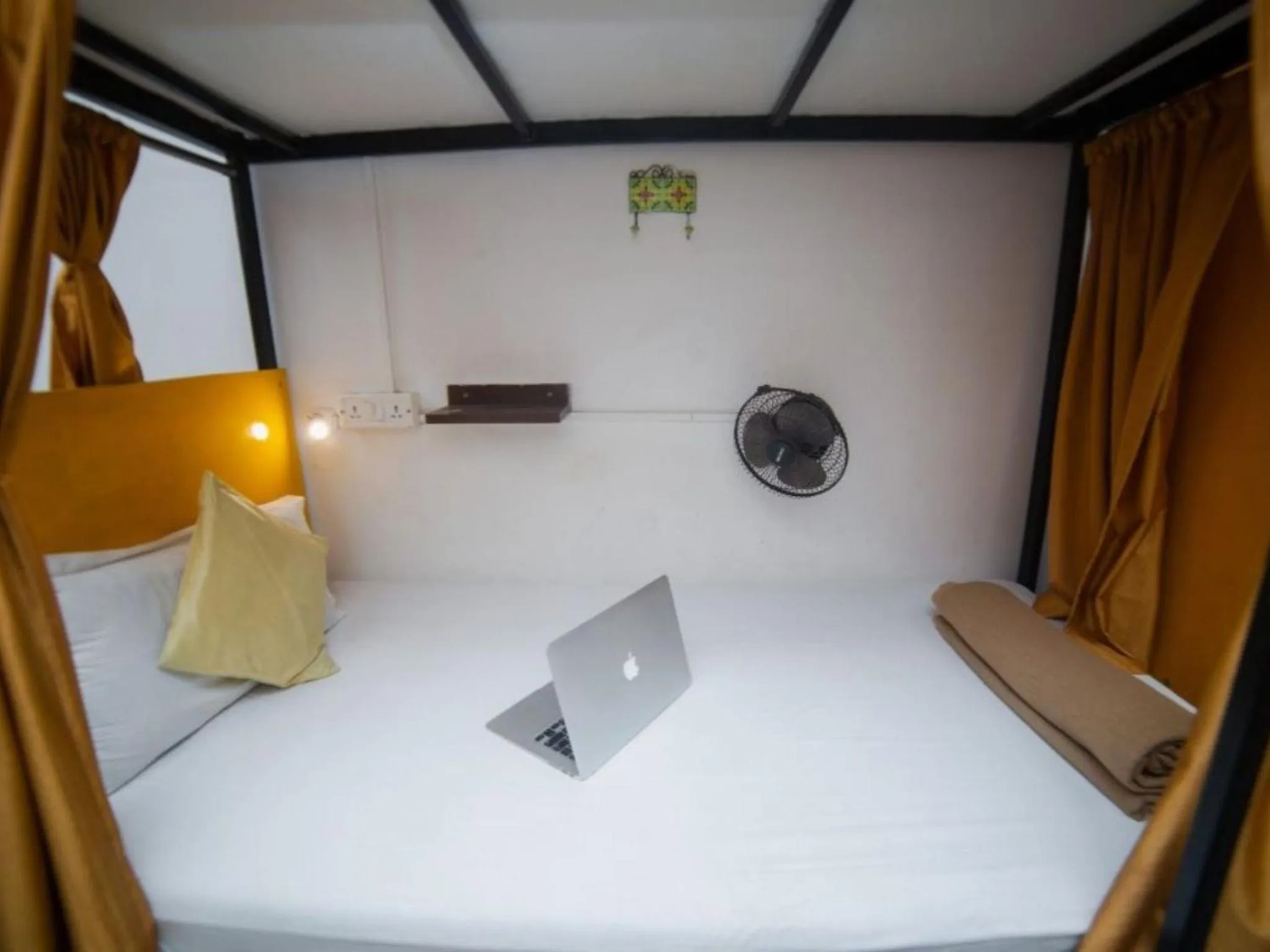 Bed in Moustache Varanasi