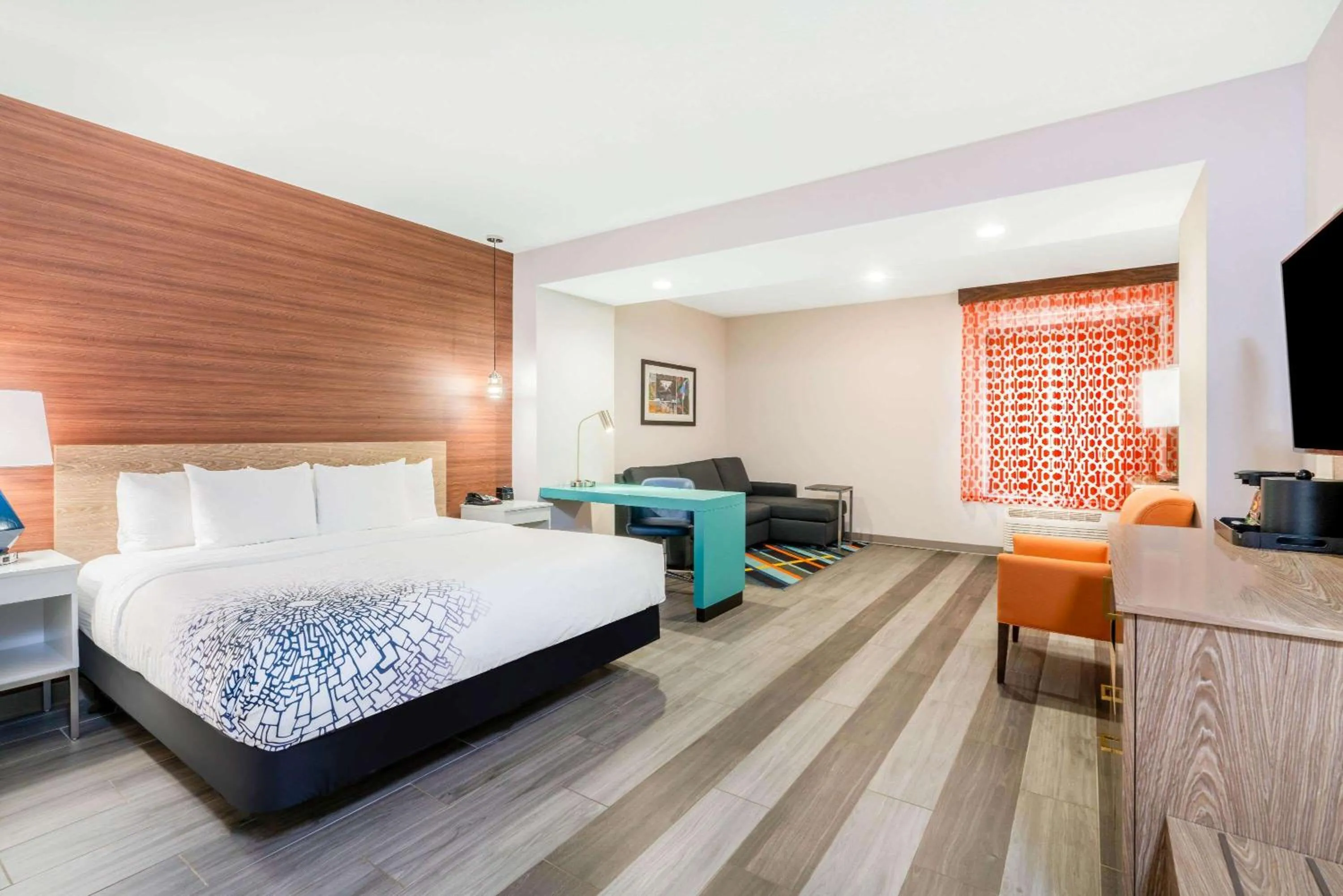 Photo of the whole room, Bed in La Quinta by Wyndham Oklahoma City Airport