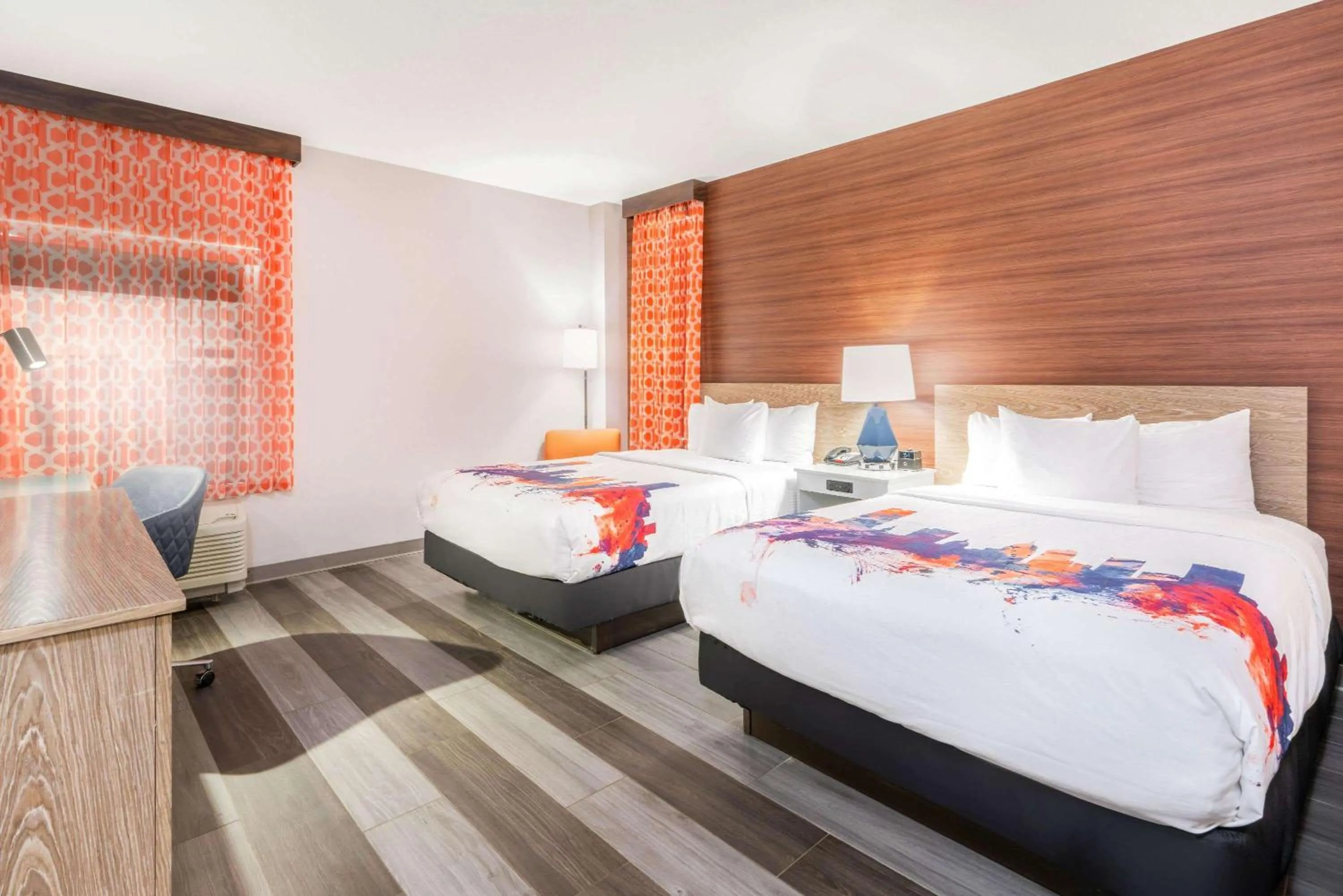 Bed in La Quinta by Wyndham Oklahoma City Airport