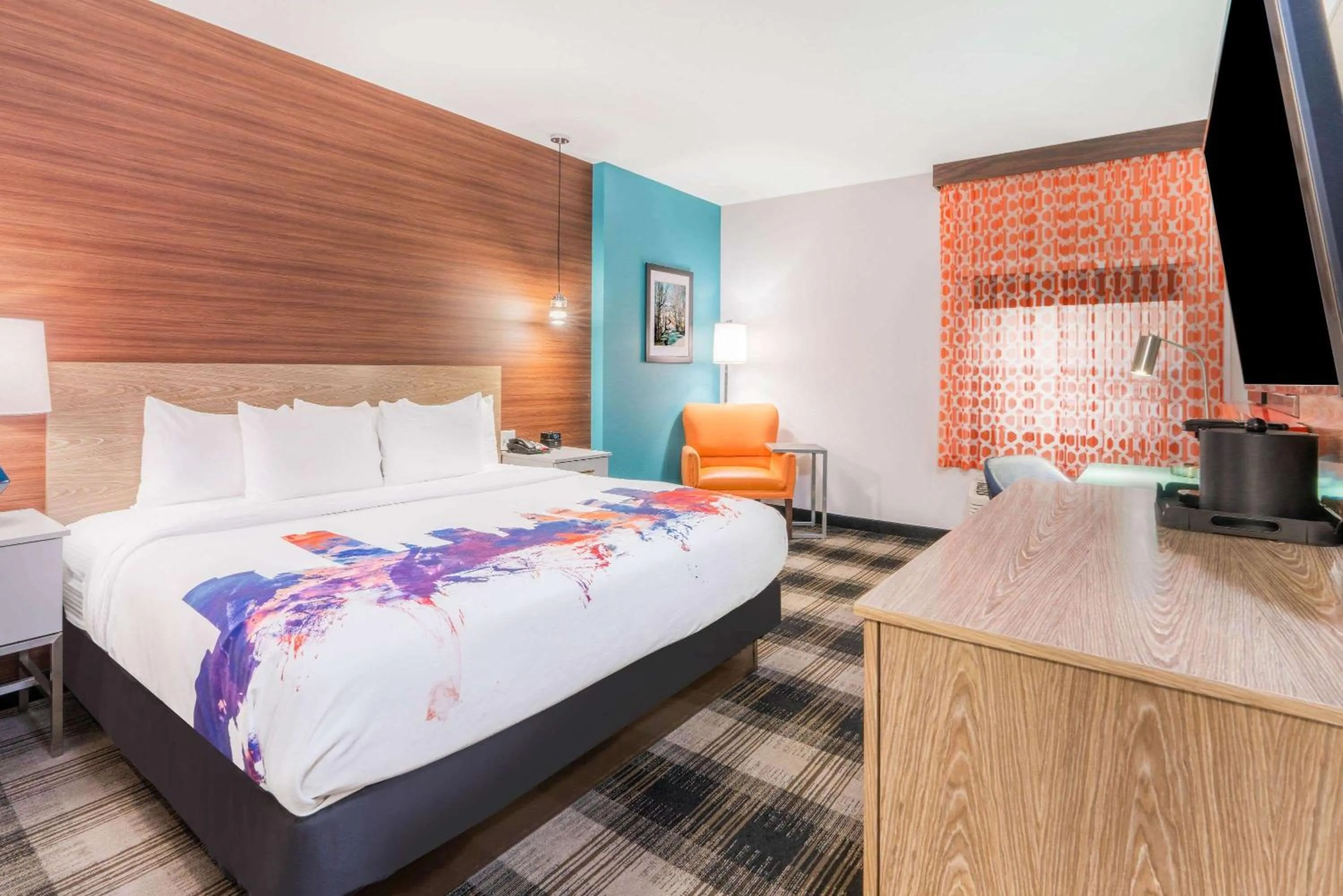 Photo of the whole room, Bed in La Quinta by Wyndham Oklahoma City Airport