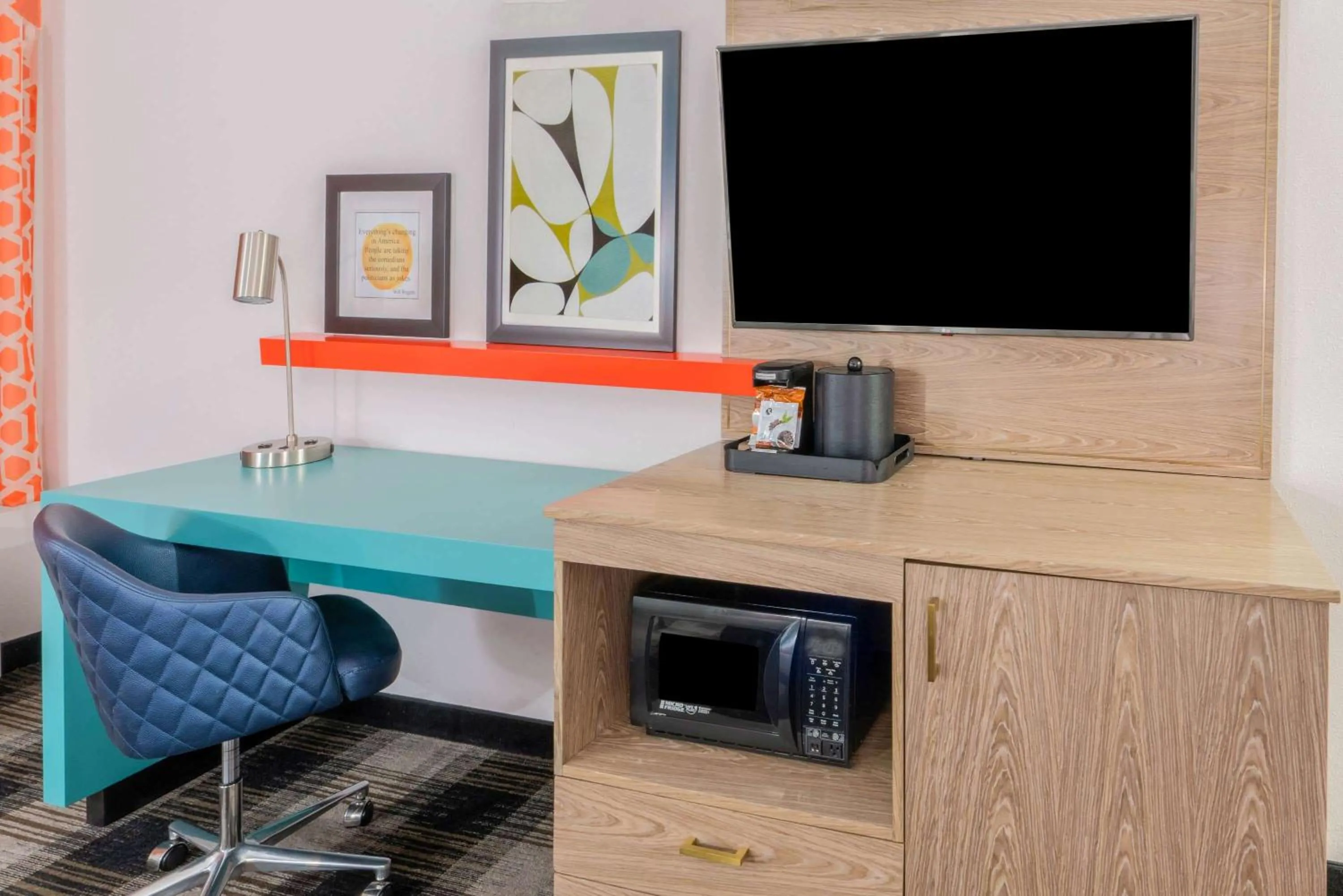 TV and multimedia in La Quinta by Wyndham Oklahoma City Airport