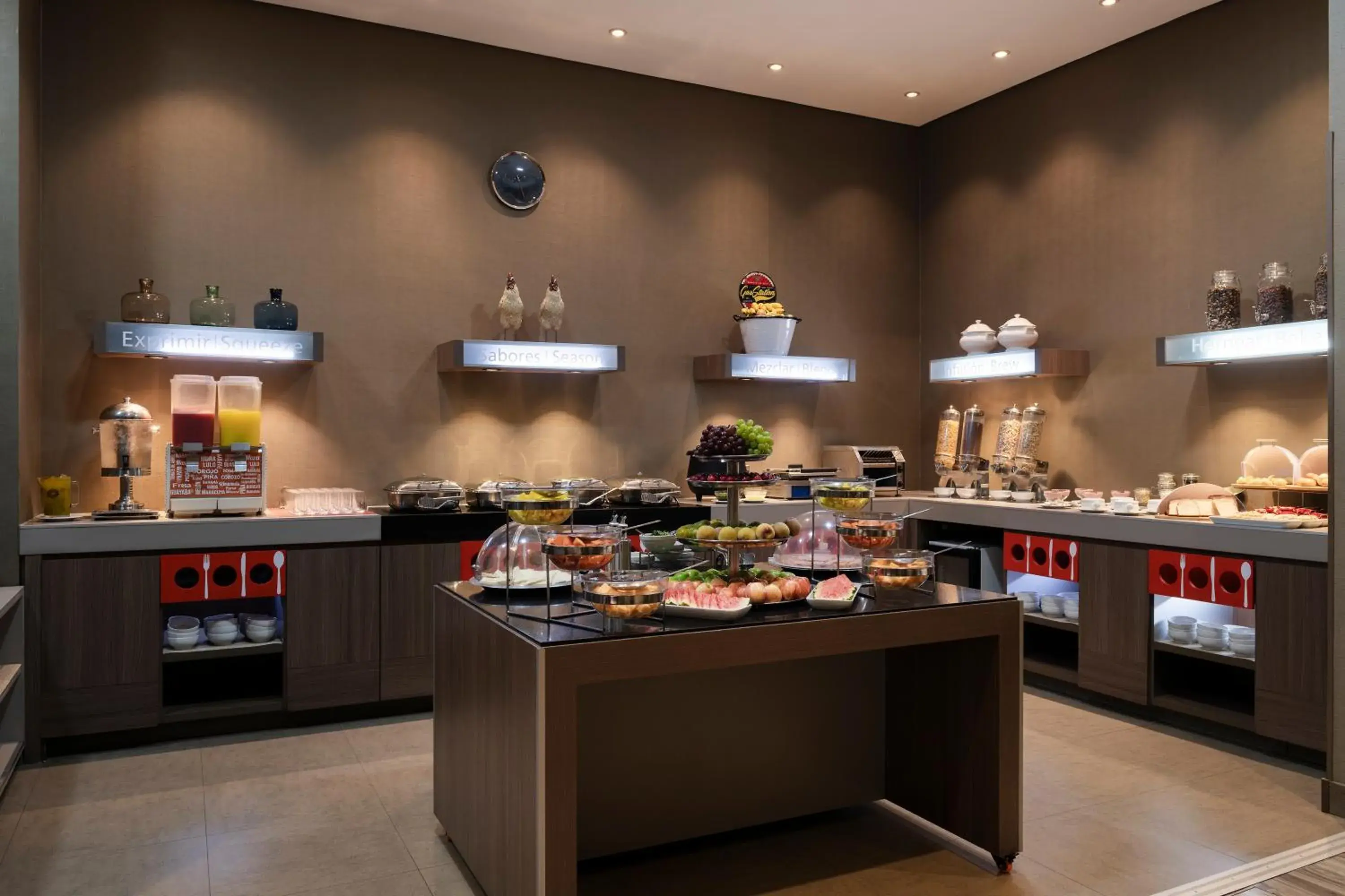 Buffet breakfast in Hampton By Hilton Bogota Airport Buffet breakfast in Hampton By Hilton Bogota Airport