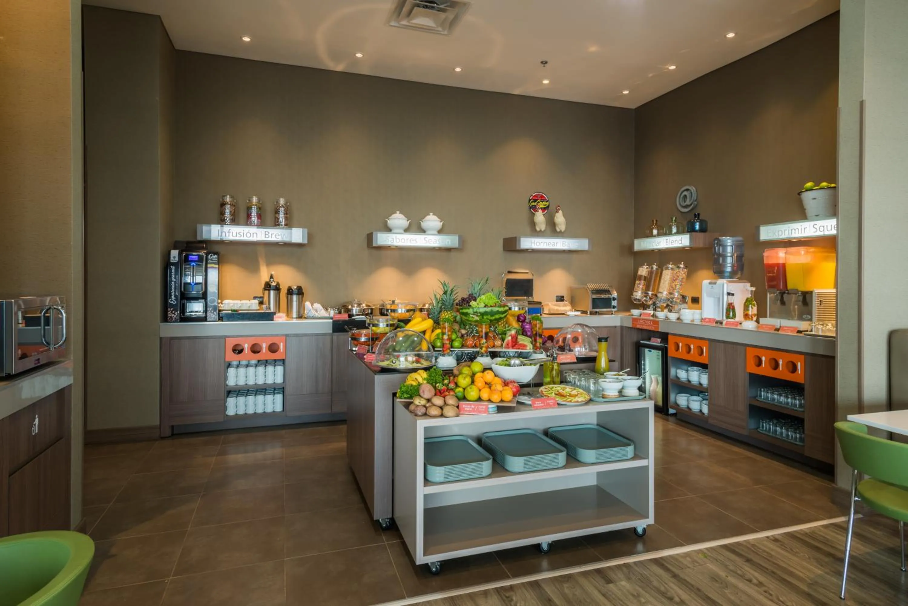 Breakfast in Hampton By Hilton Bogota Airport