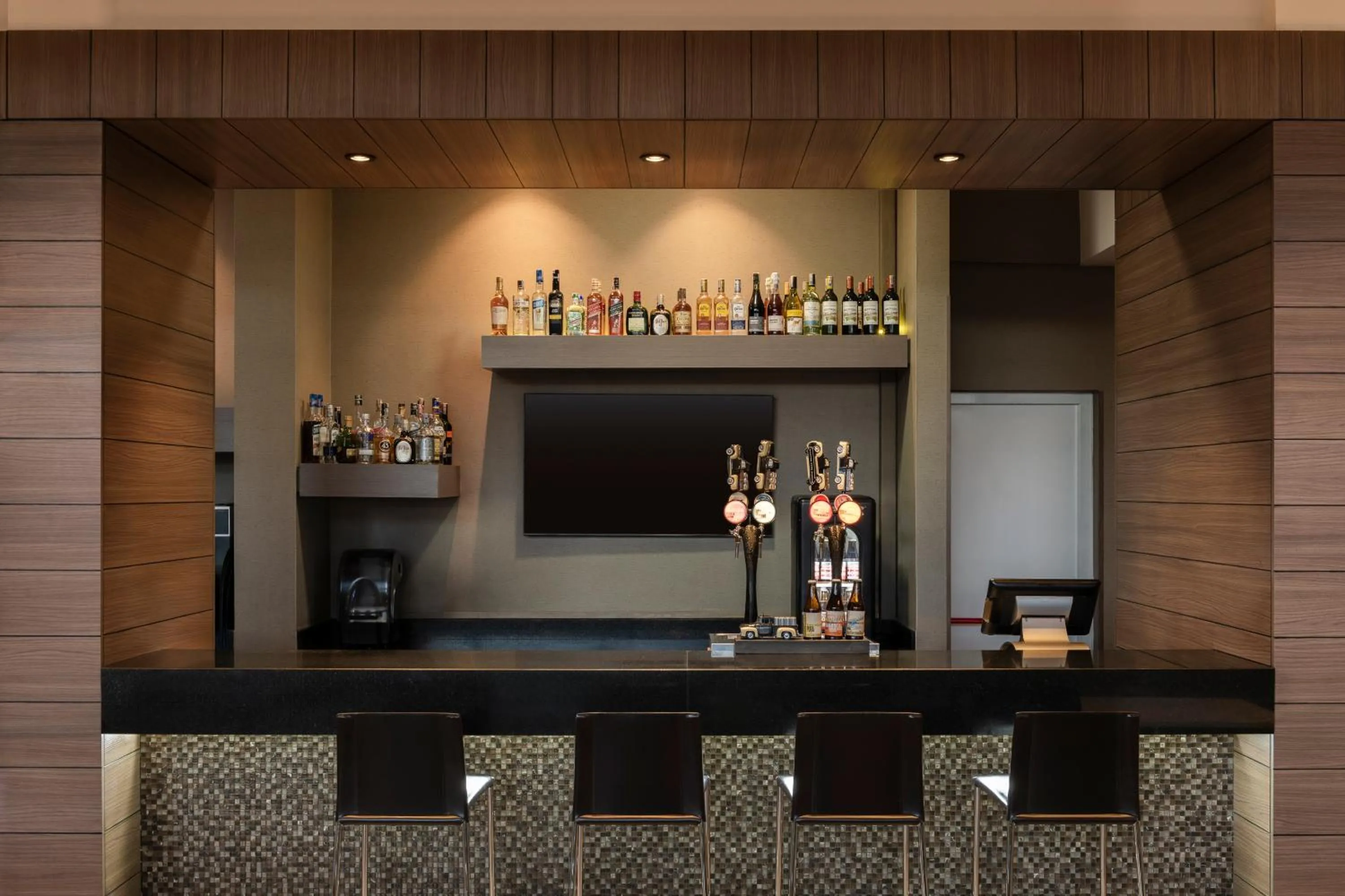Lounge or bar in Hampton By Hilton Bogota Airport