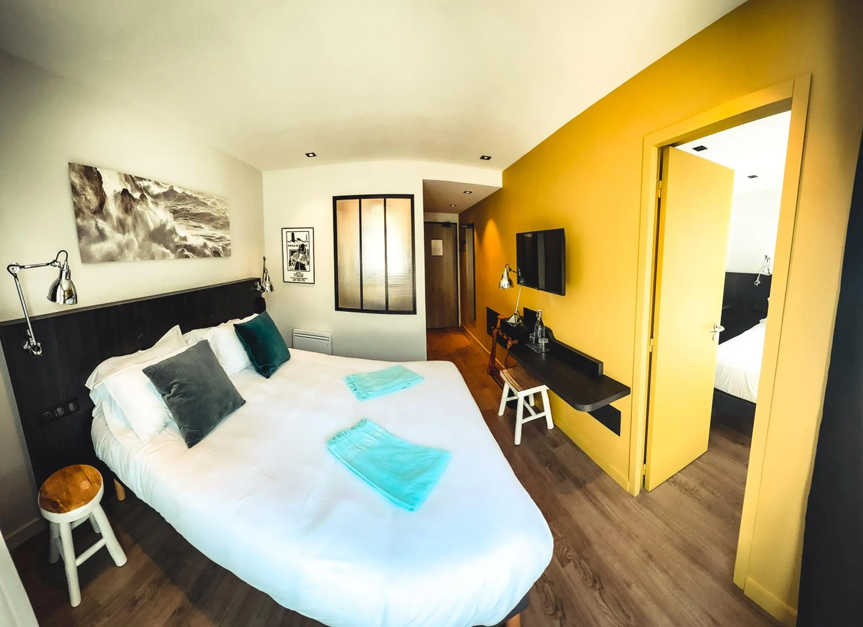 Photo of the whole room, Bed in Le Cardinal - Belle-Ile-en-Mer