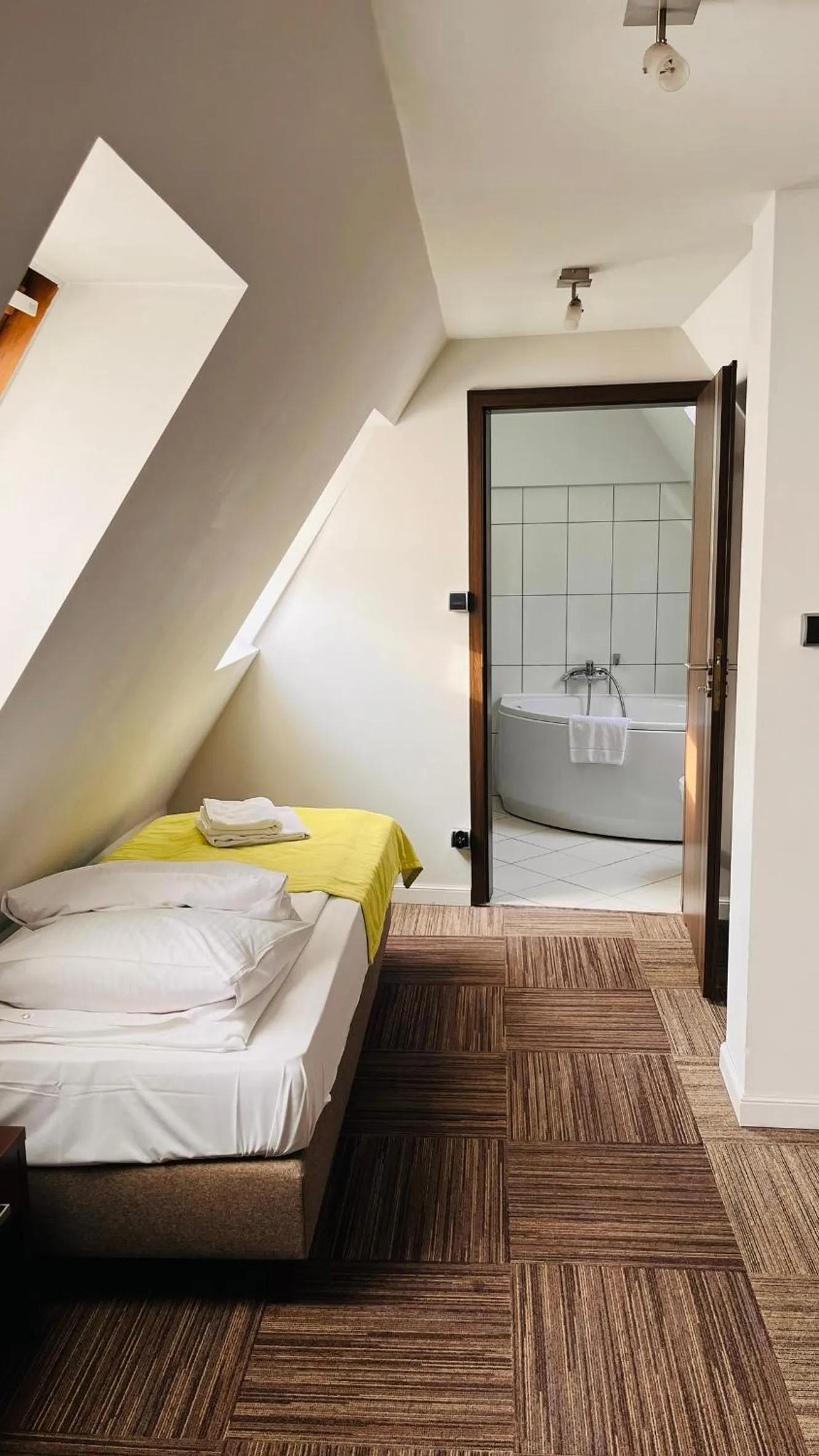 Bathroom, Bed in Hotel Artus - Old Town