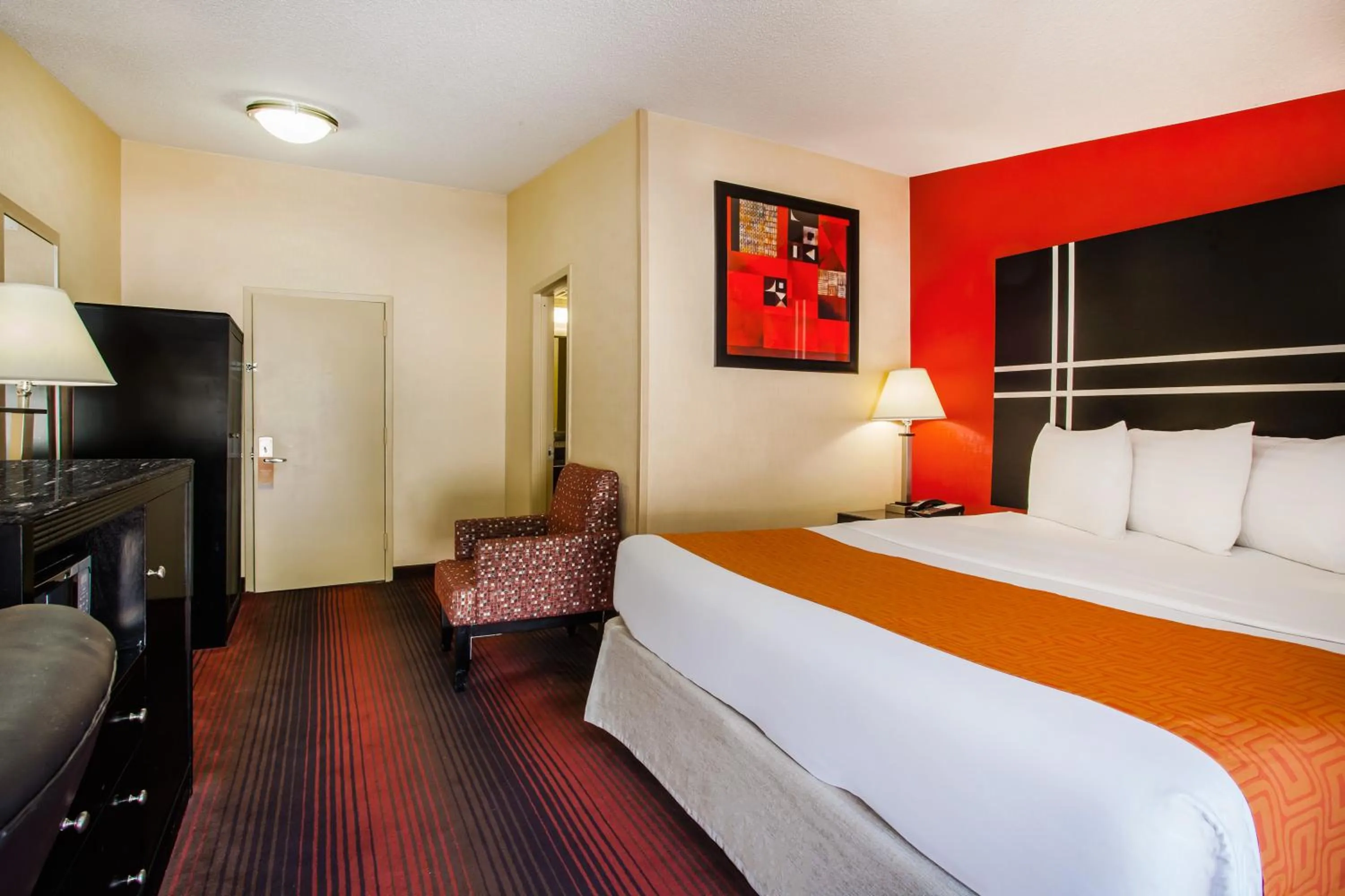 Bed in Howard Johnson by Wyndham North Plainfield