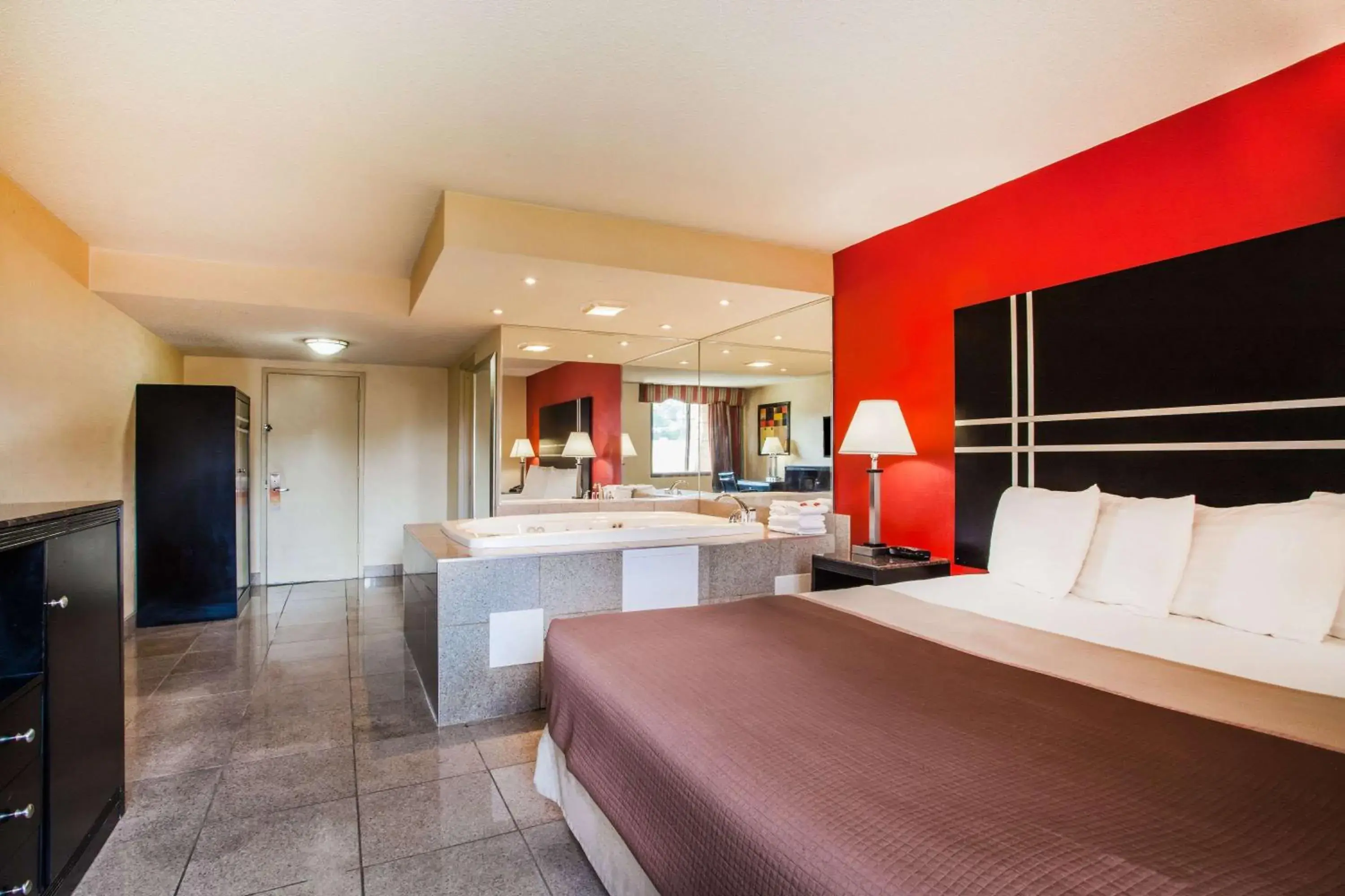 Photo of the whole room, Bed in Howard Johnson by Wyndham North Plainfield Photo of the whole room, Bed in Howard Johnson by Wyndham North Plainfield