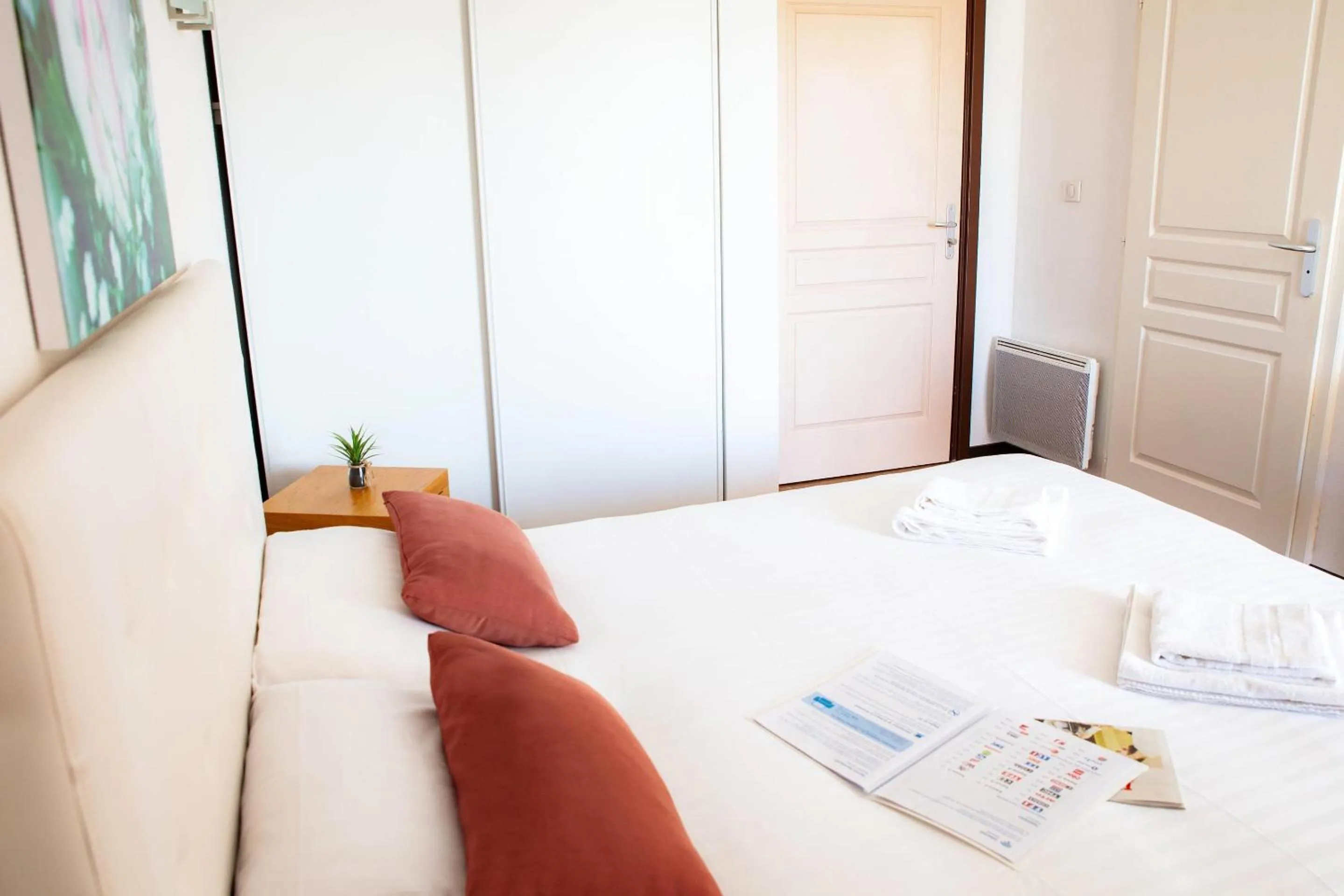 Bedroom, Bed in Comfort Aparthotel Mutzig Portes d'Alsace