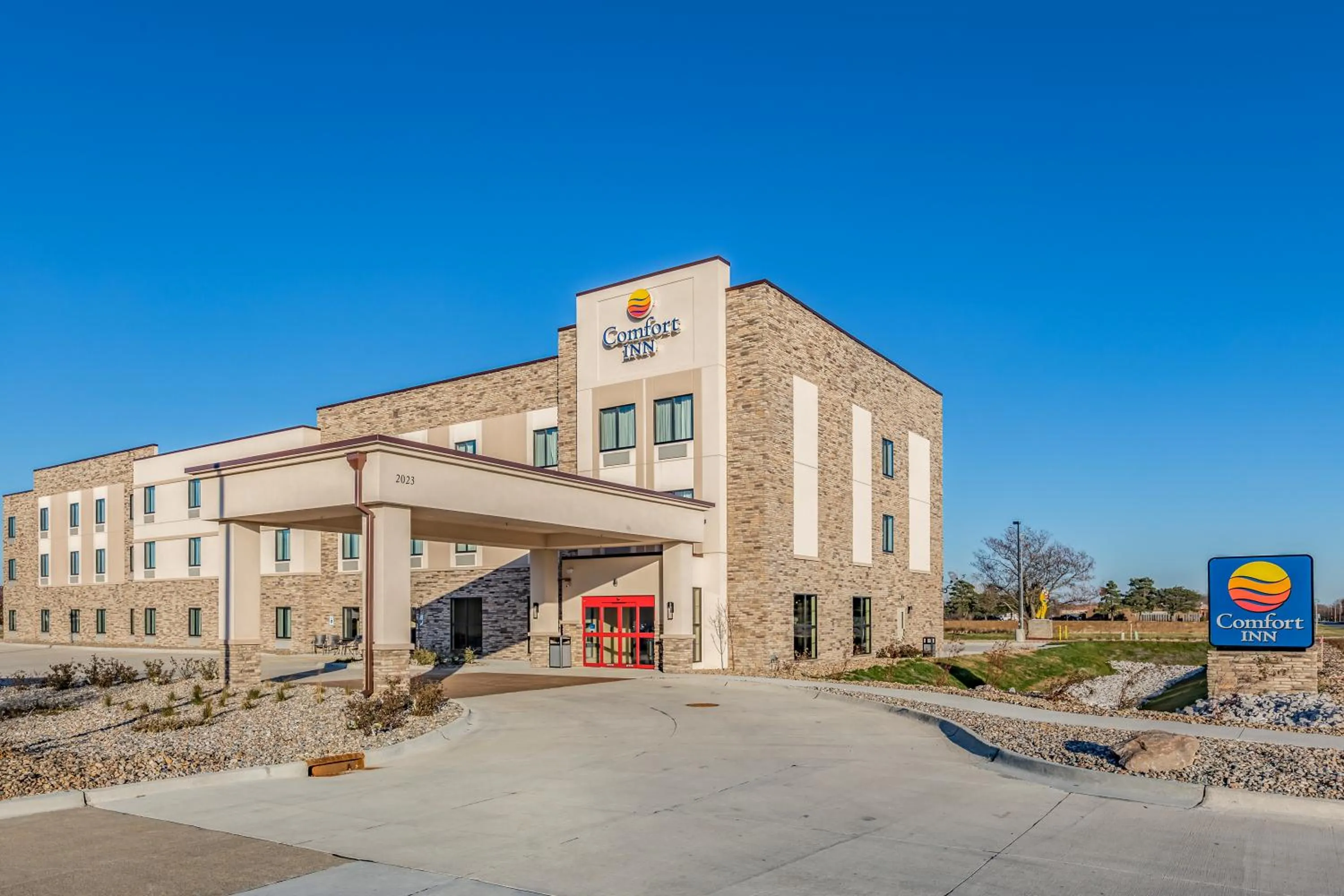 Property building in Comfort Inn Altoona-Des Moines