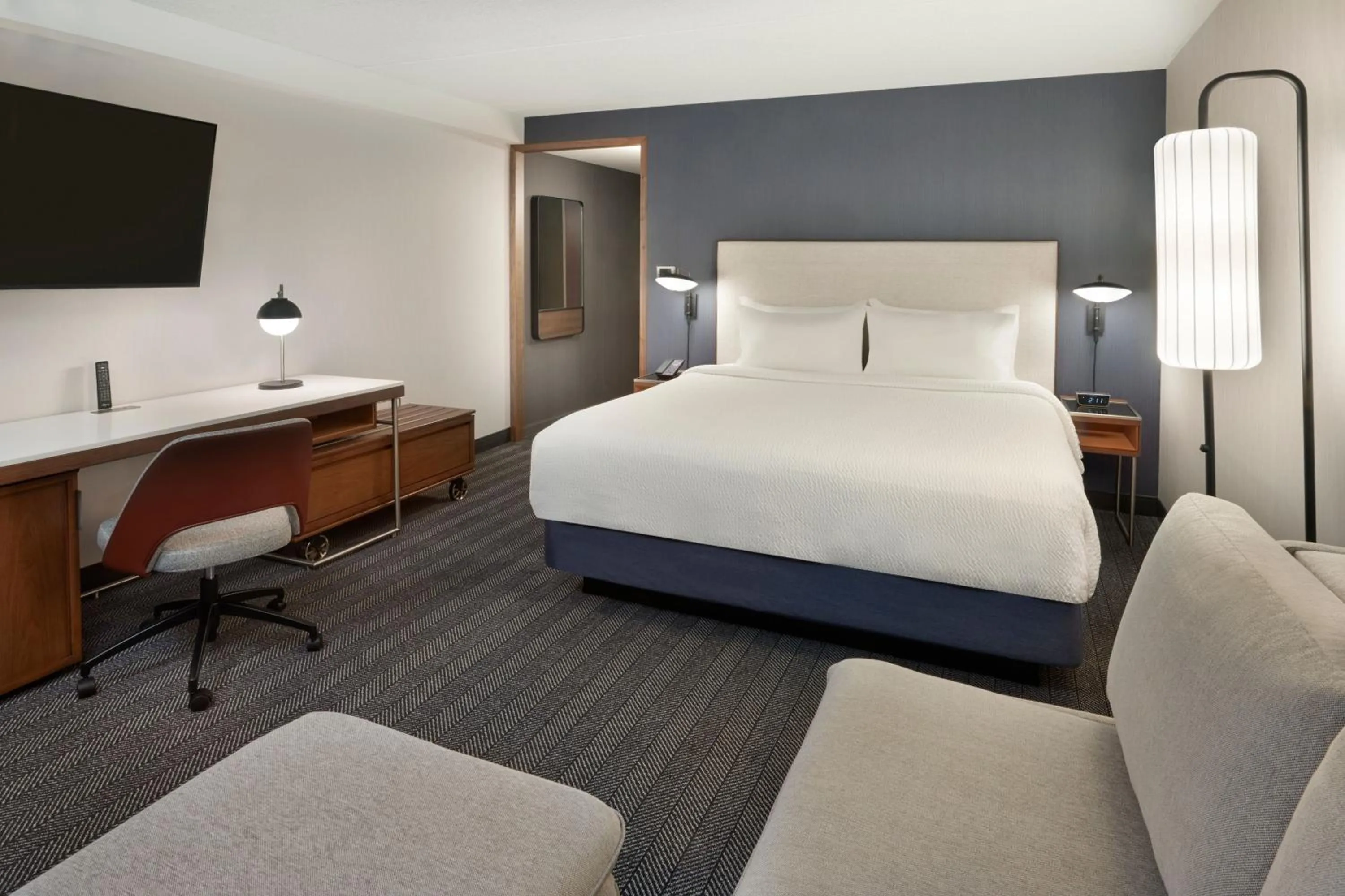 Photo of the whole room, Bed in Courtyard by Marriott Toronto Mississauga/Meadowvale