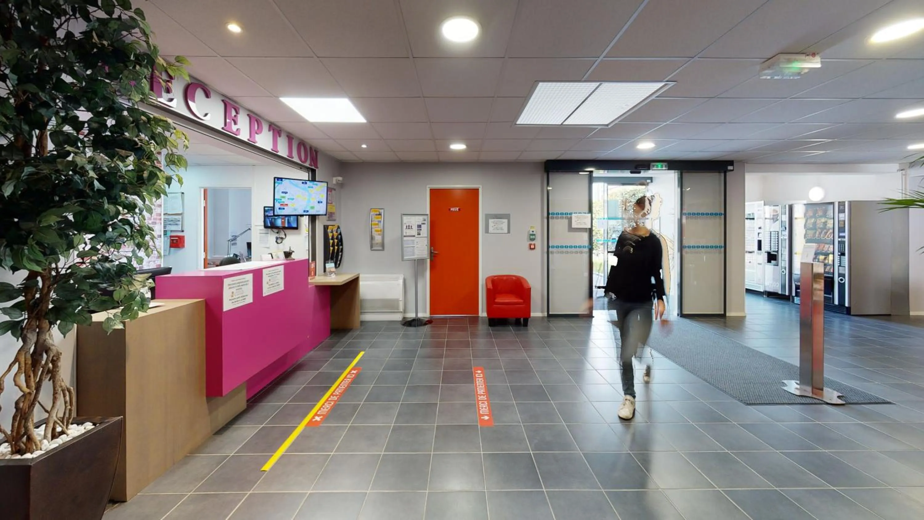 Lobby or reception in Alezan Hôtel & Résidence