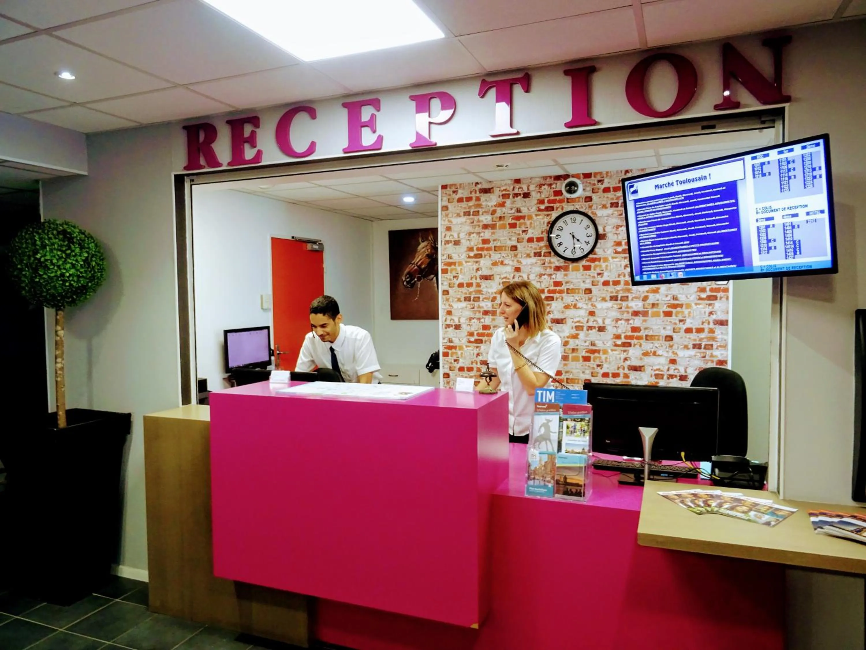 Lobby or reception in Alezan Hôtel & Résidence