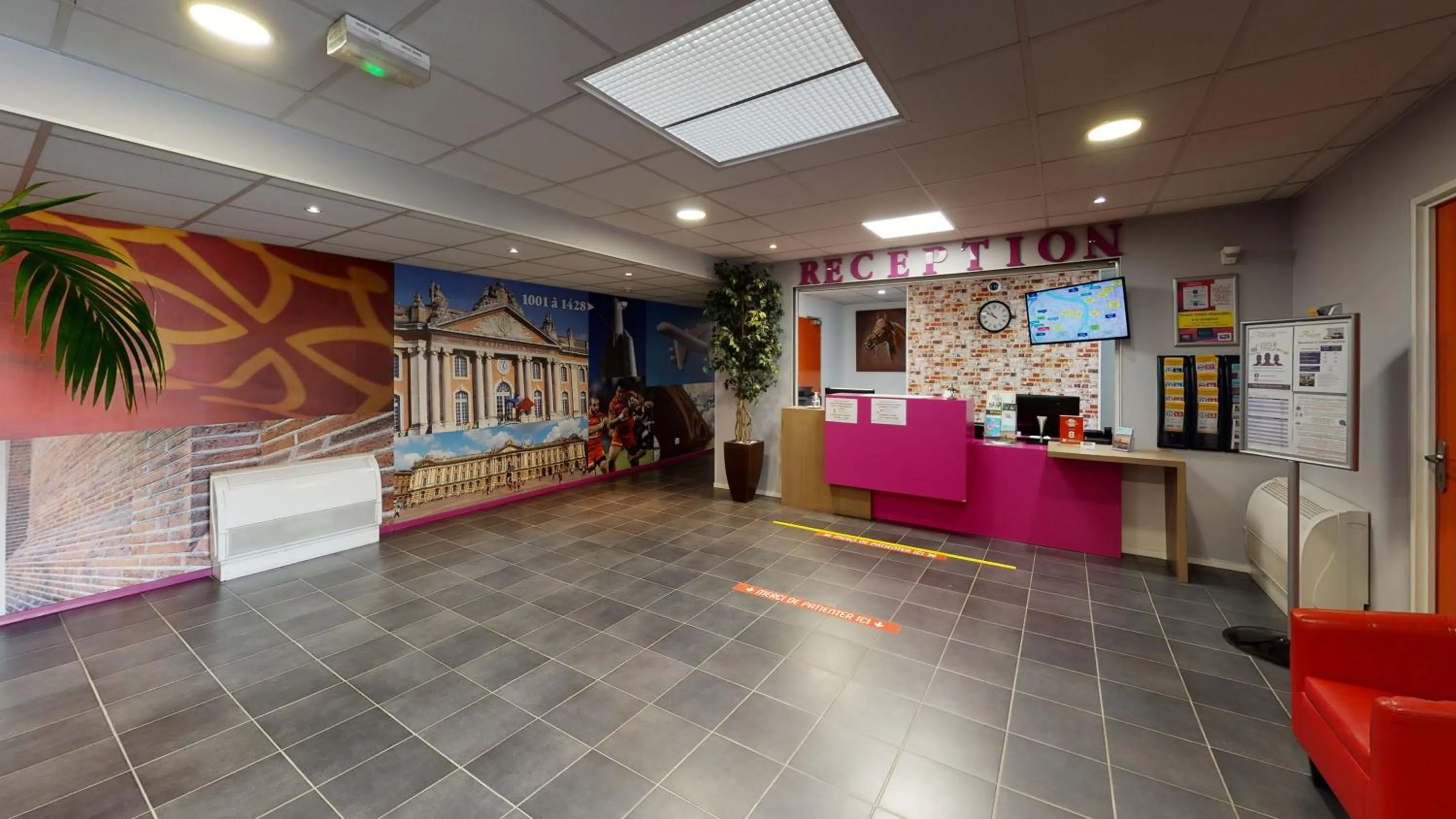 Lobby or reception in Alezan Hôtel & Résidence