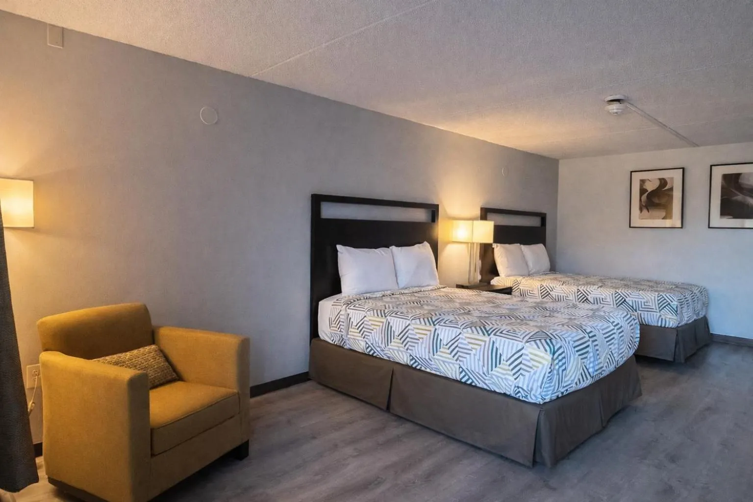 Photo of the whole room, Bed in Motel 6 Sherman, TX