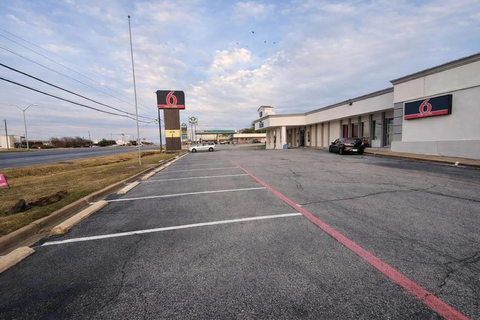 Property building in Motel 6 Sherman, TX