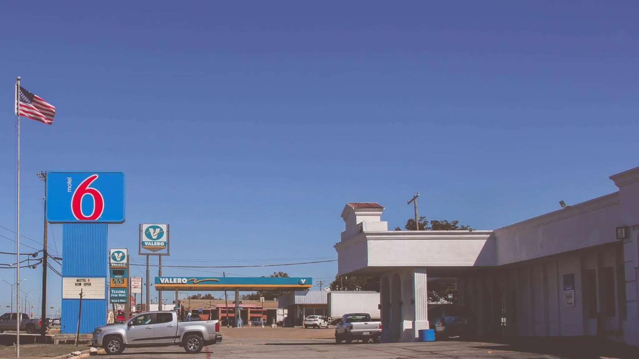 Property building in Motel 6 Sherman, TX