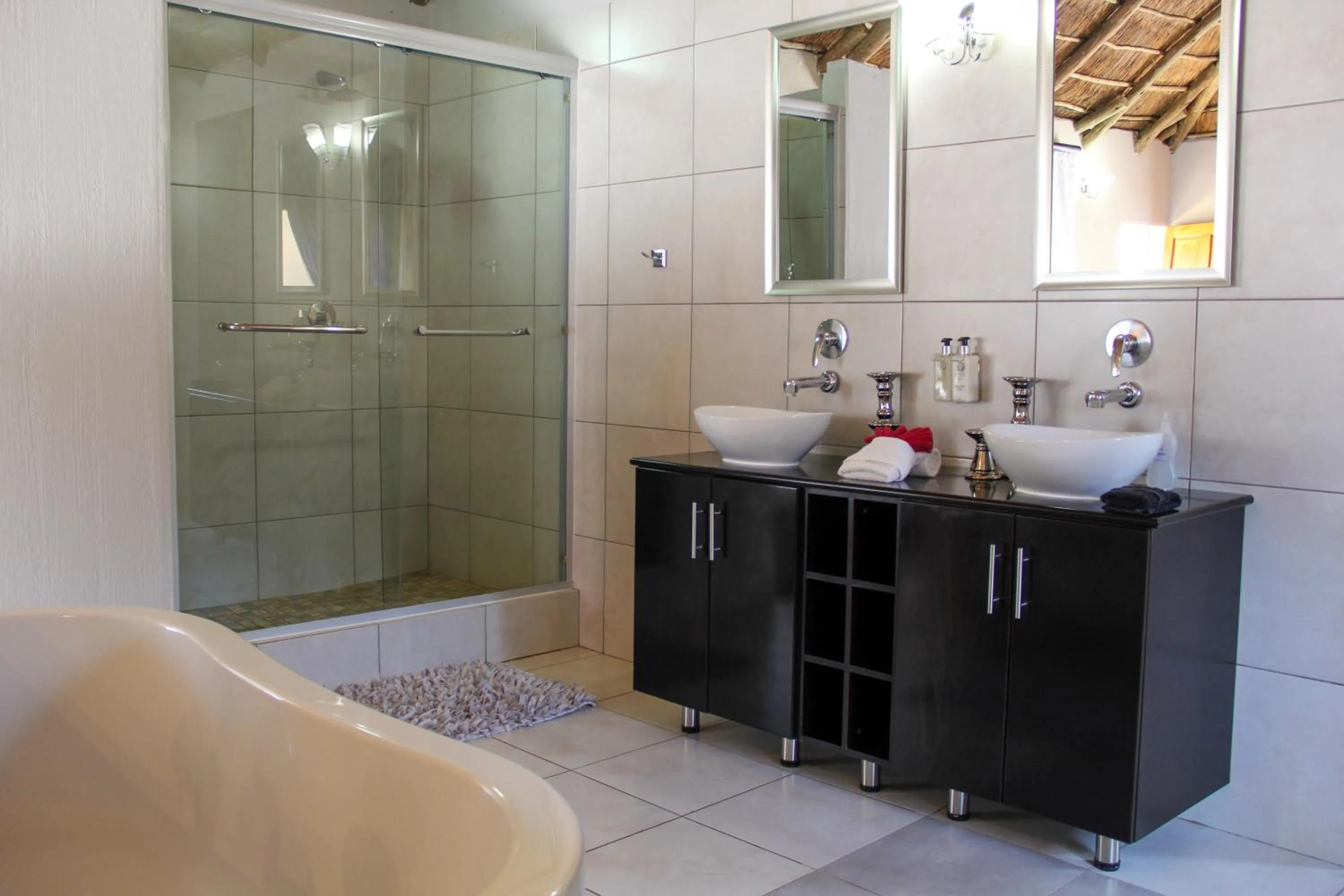 Bathroom in Tava Lingwe Game Lodge & Wedding Venue