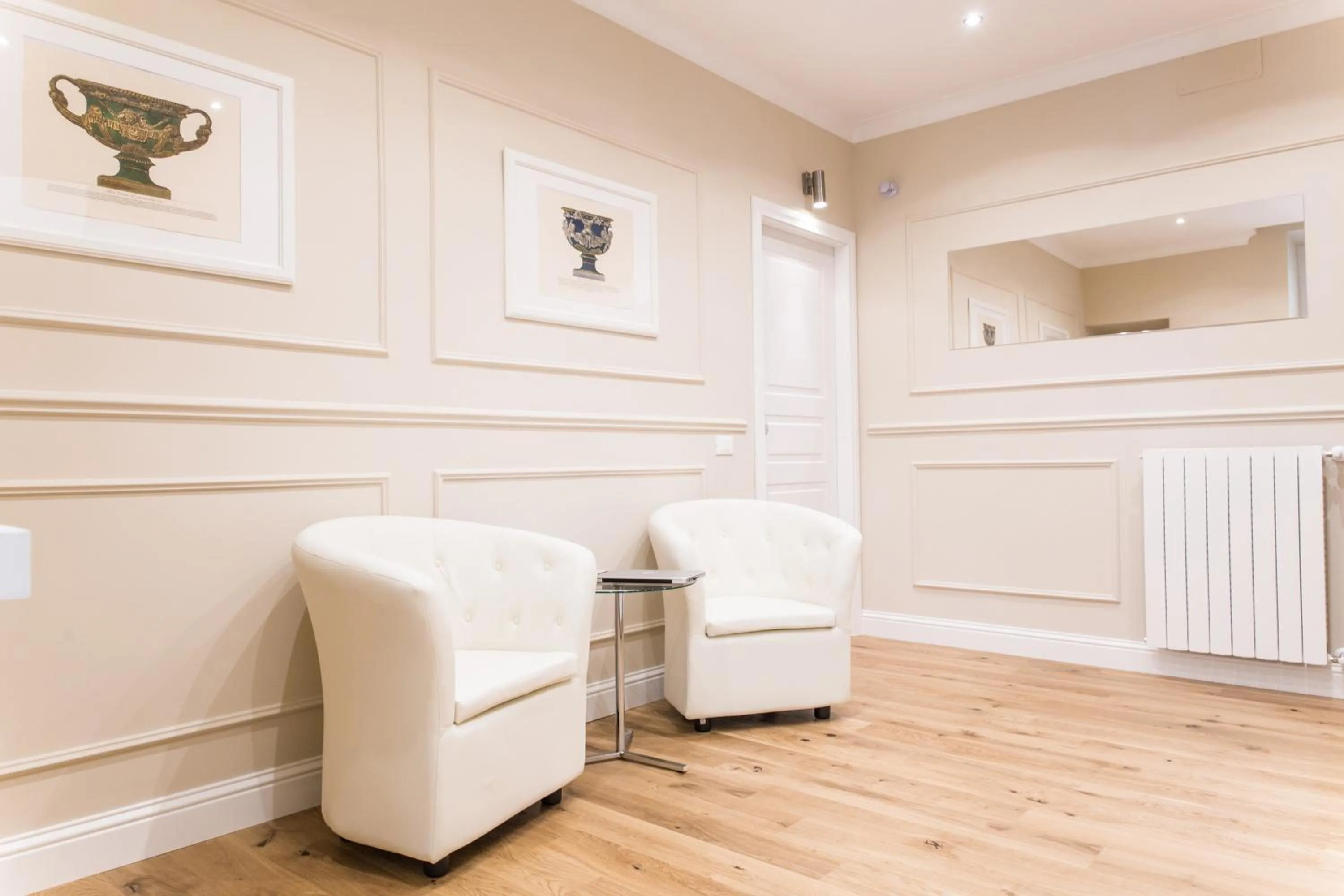 Communal lounge/ TV room in Nazionale Palace Suites