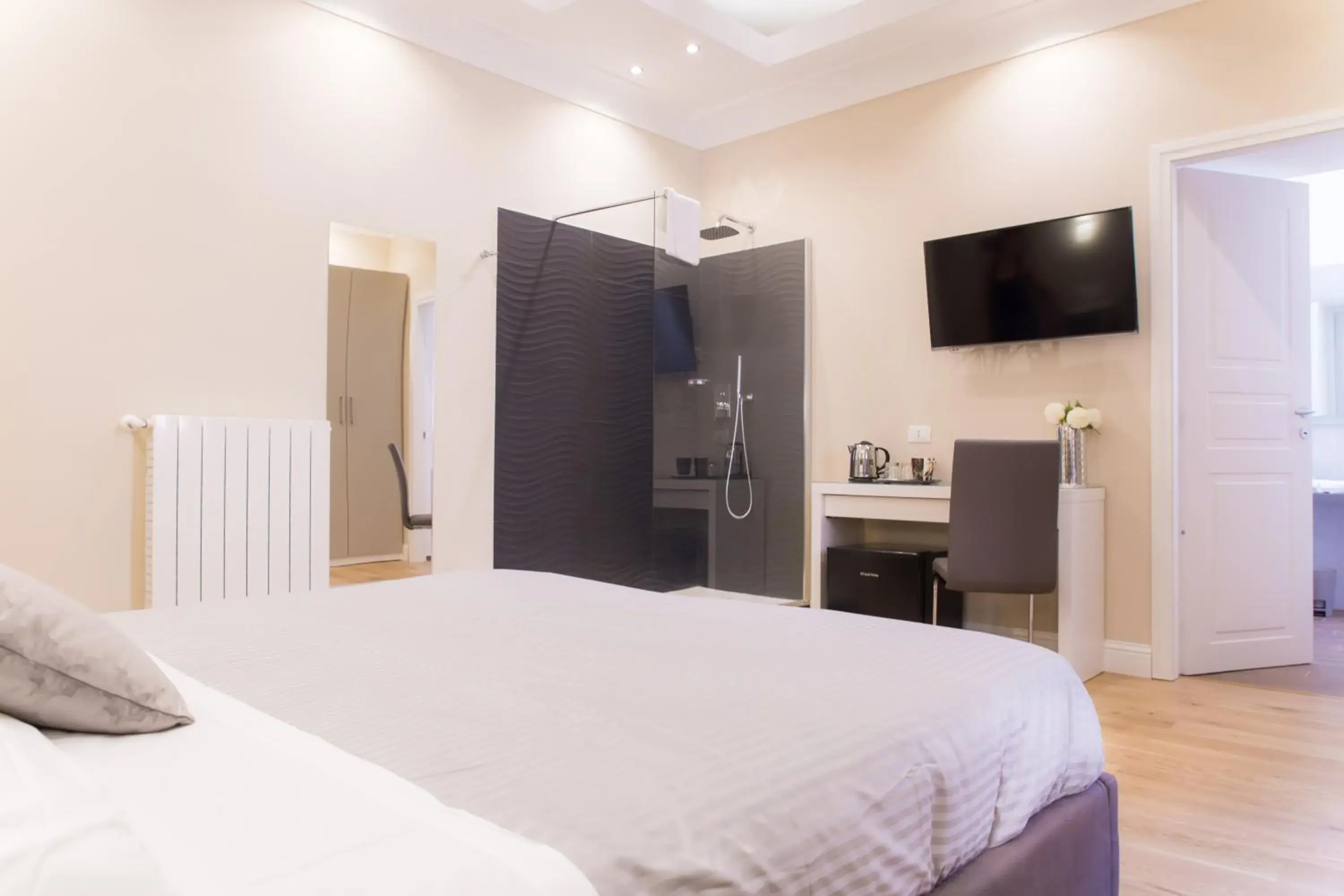 Coffee/tea facilities, Bed in Nazionale Palace Suites Coffee/tea facilities, Bed in Nazionale Palace Suites