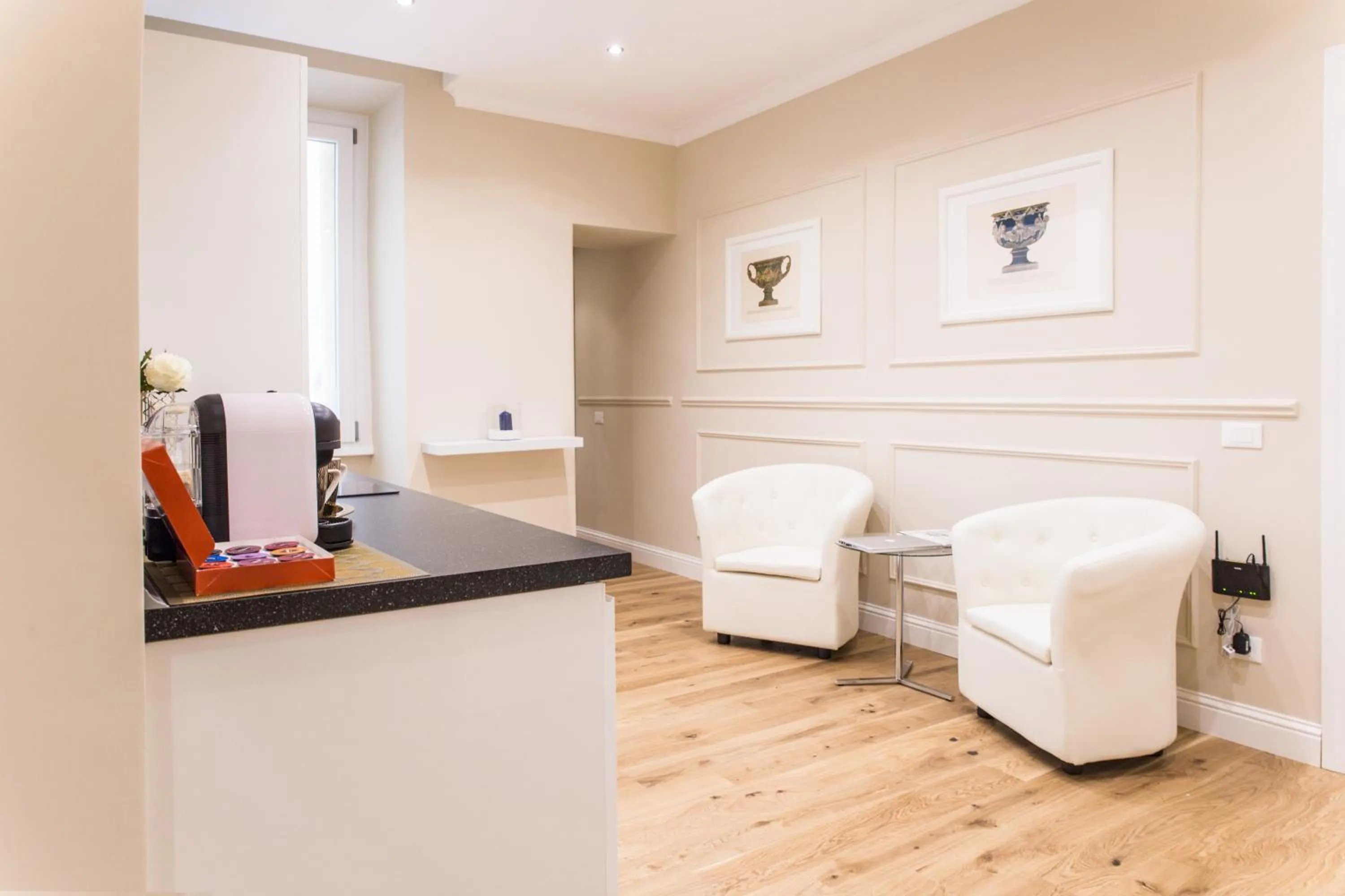 Communal lounge/ TV room in Nazionale Palace Suites