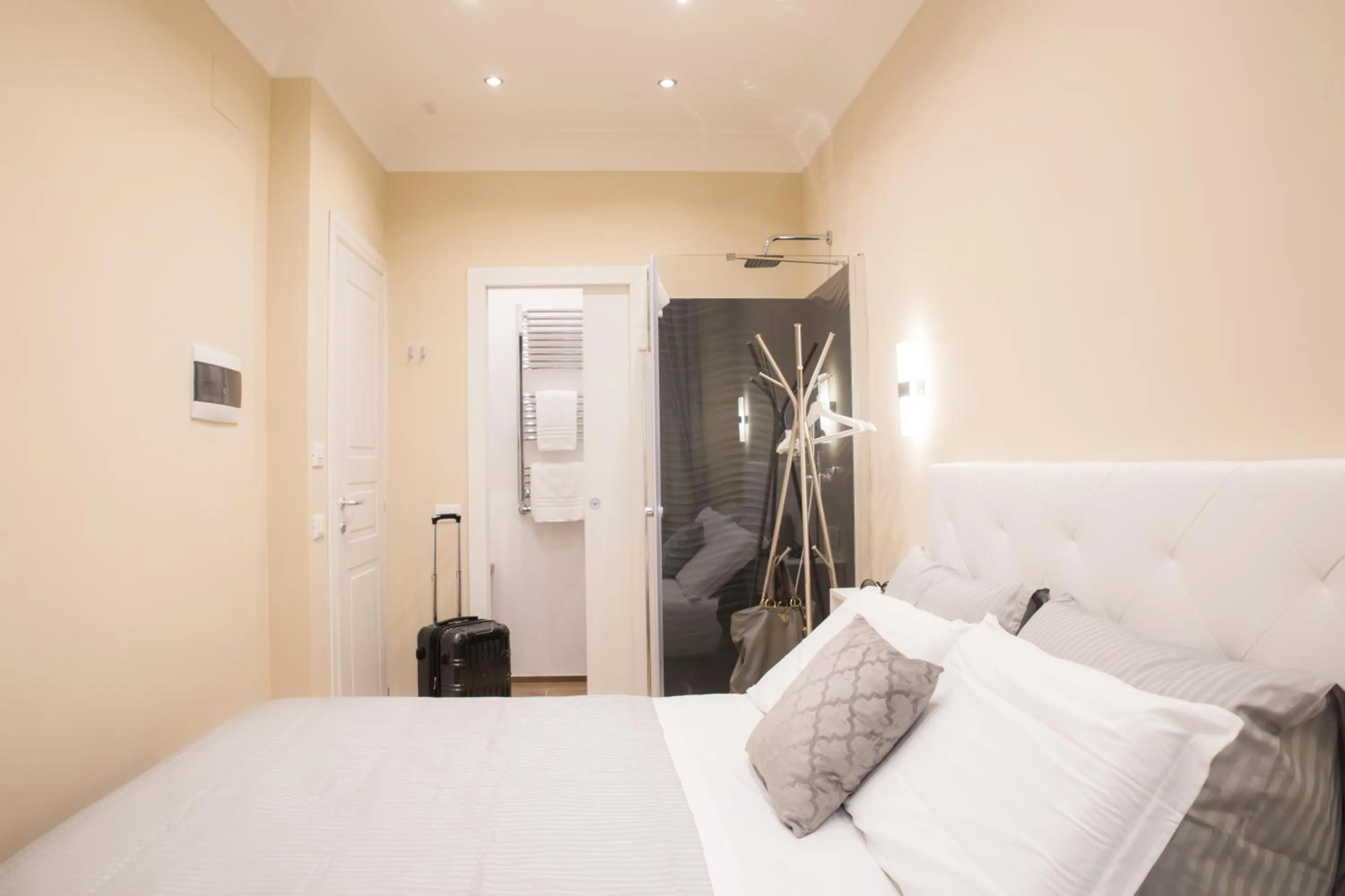 Photo of the whole room, Bed in Nazionale Palace Suites