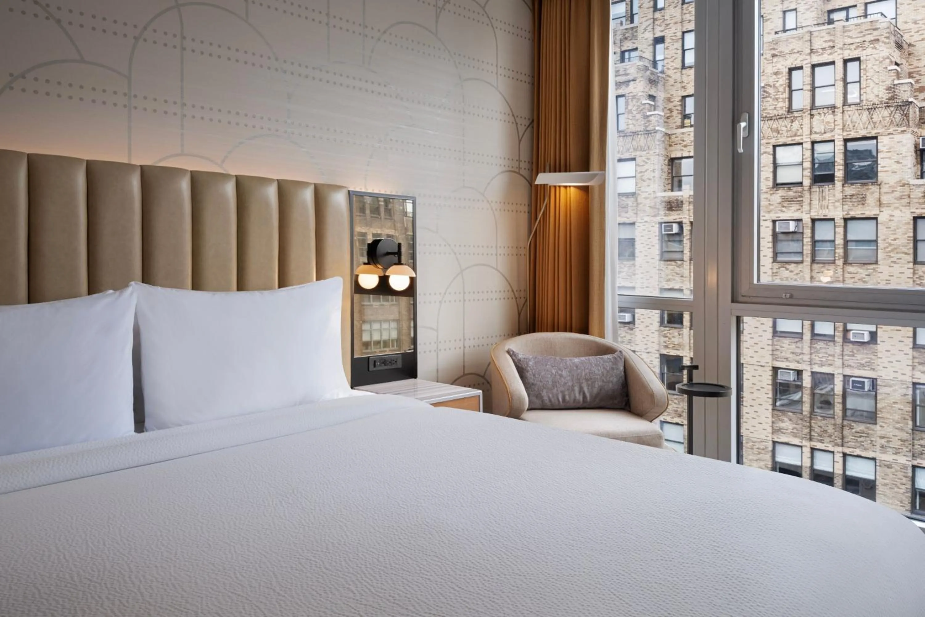 Photo of the whole room, Bed in Courtyard by Marriott New York Manhattan / Soho
