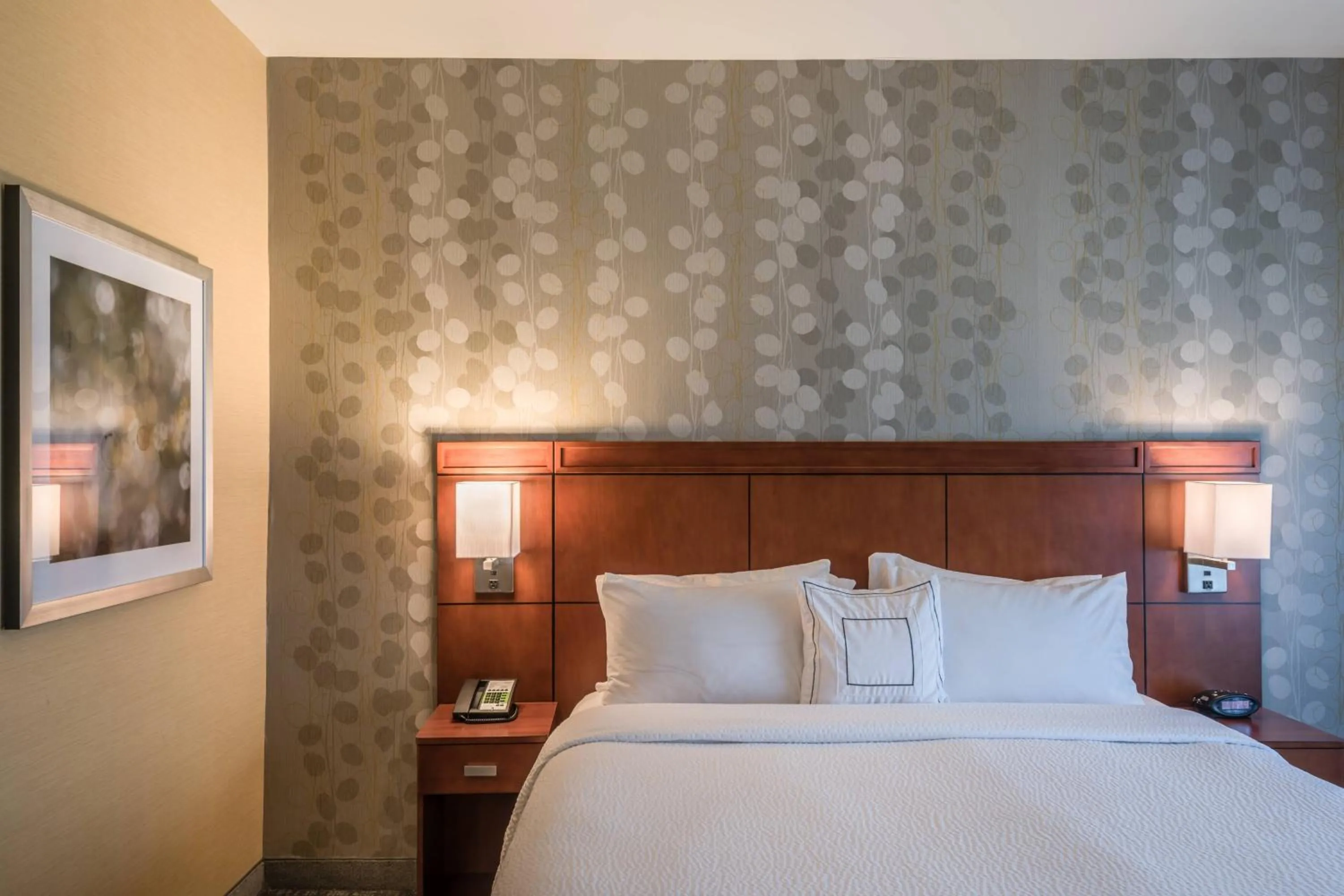 Bedroom, Bed in Courtyard by Marriott Waldorf