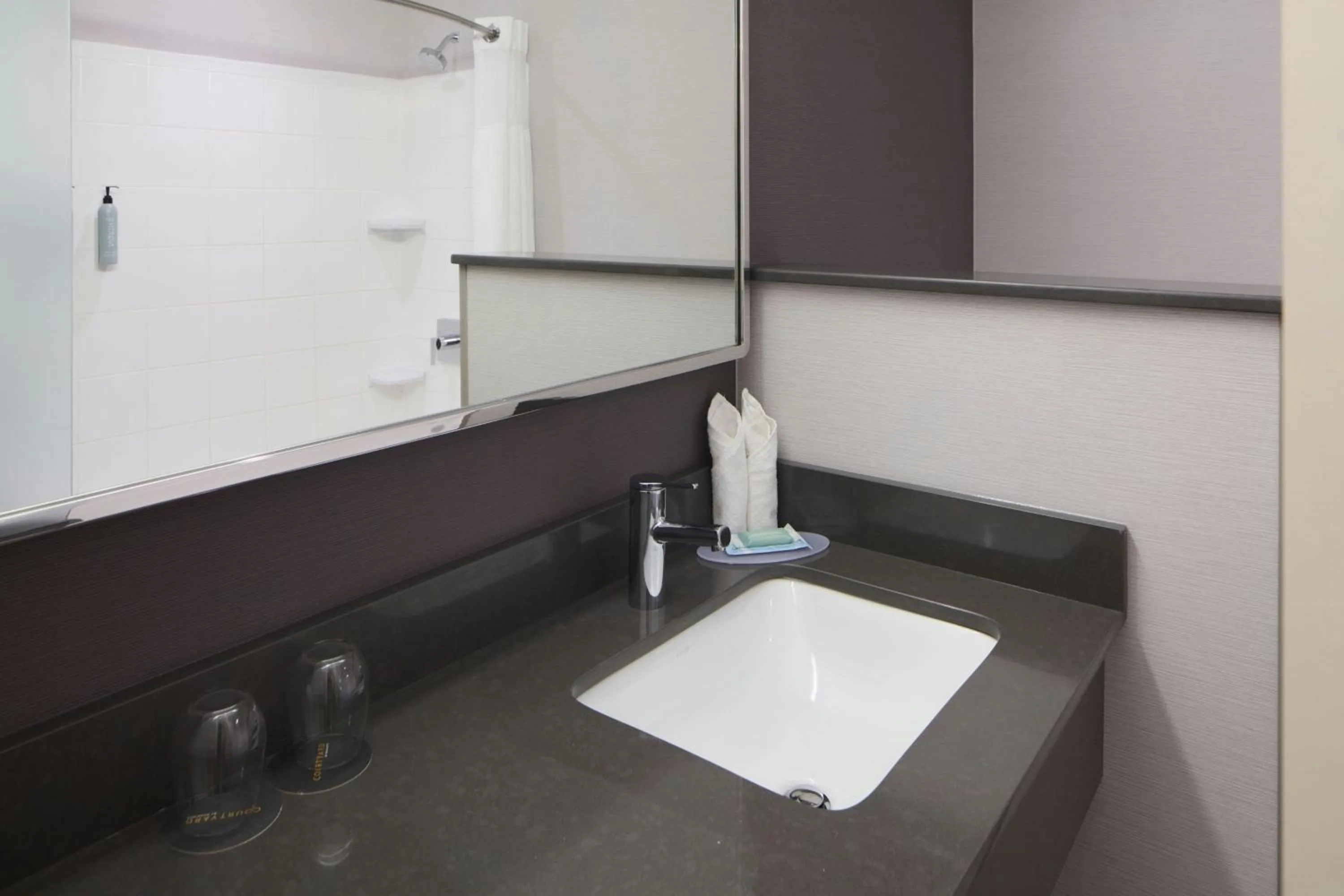 Photo of the whole room in Courtyard by Marriott Waldorf