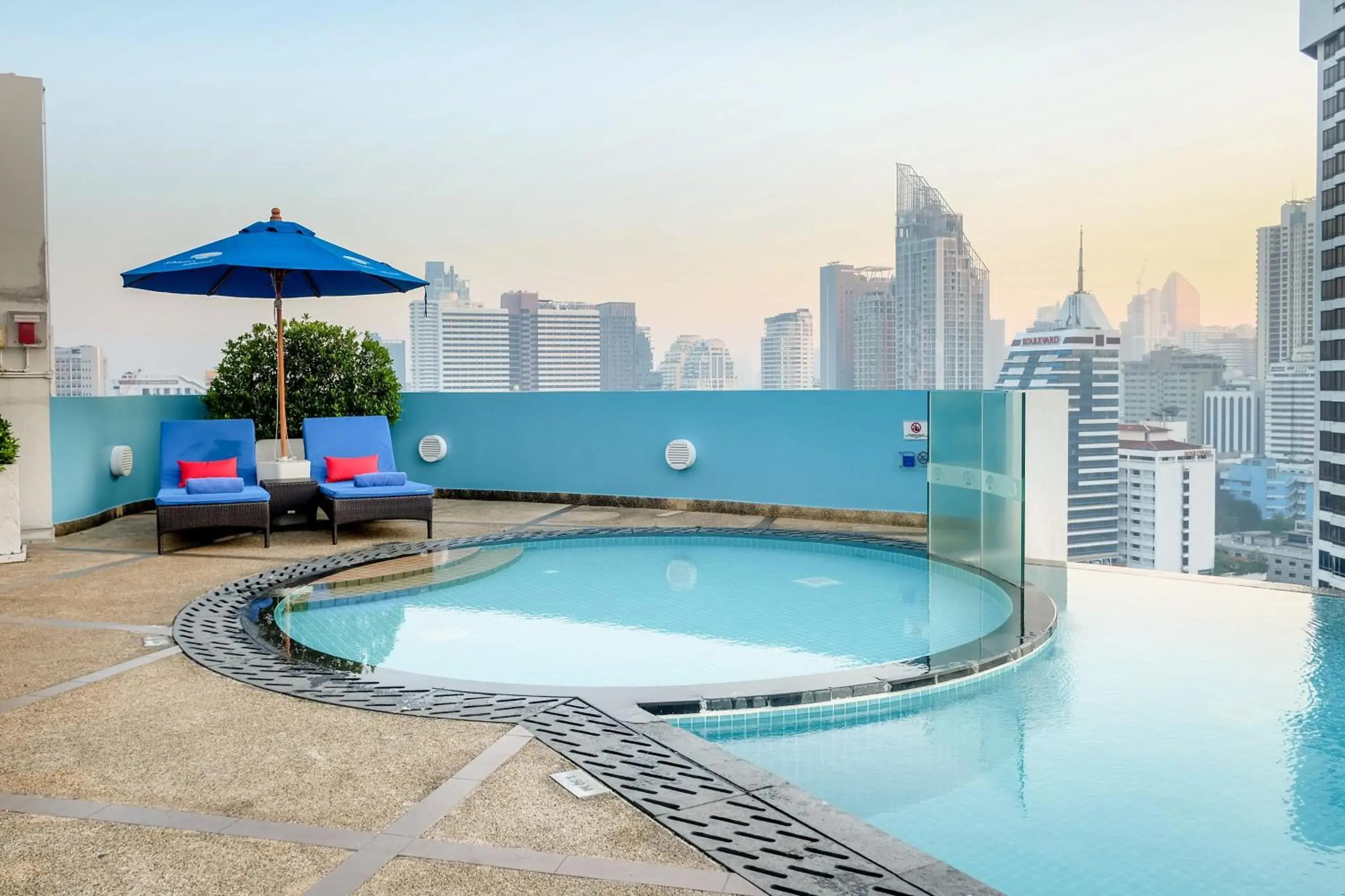 Swimming pool in Shama Sukhumvit Bangkok Swimming pool in Shama Sukhumvit Bangkok