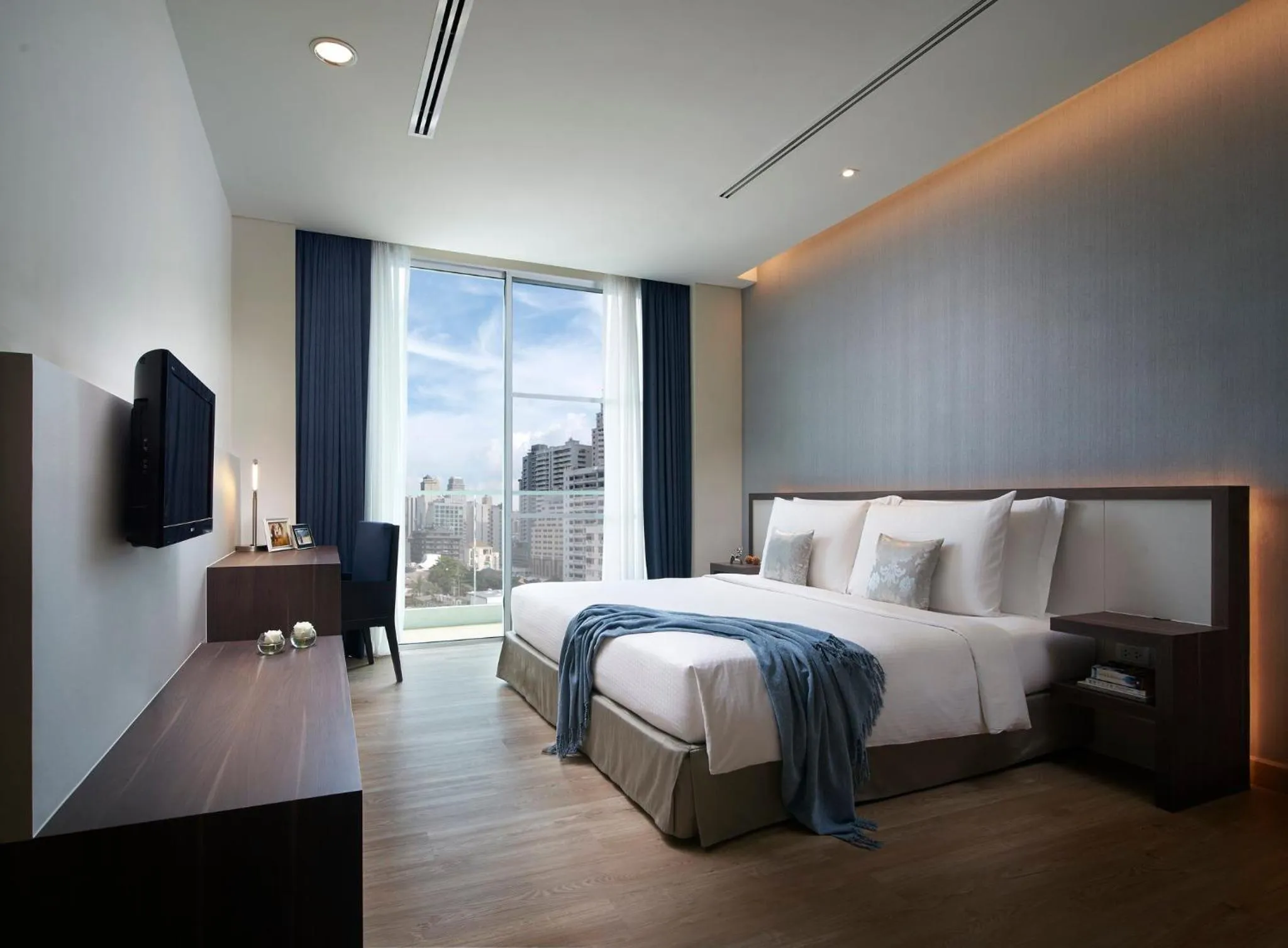 Photo of the whole room, Bed in Shama Sukhumvit Bangkok