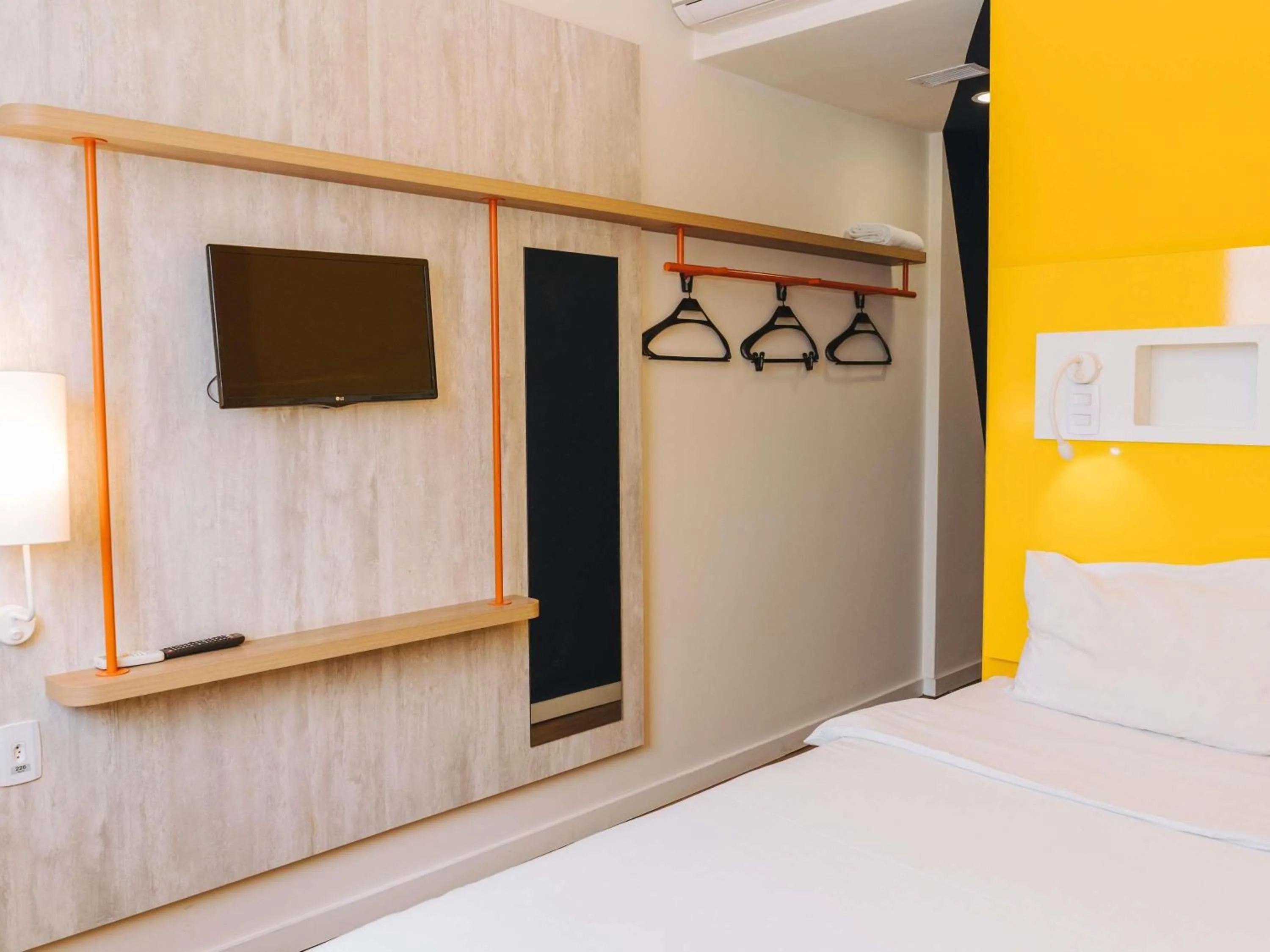 Bedroom, Bed in ibis budget Barbacena