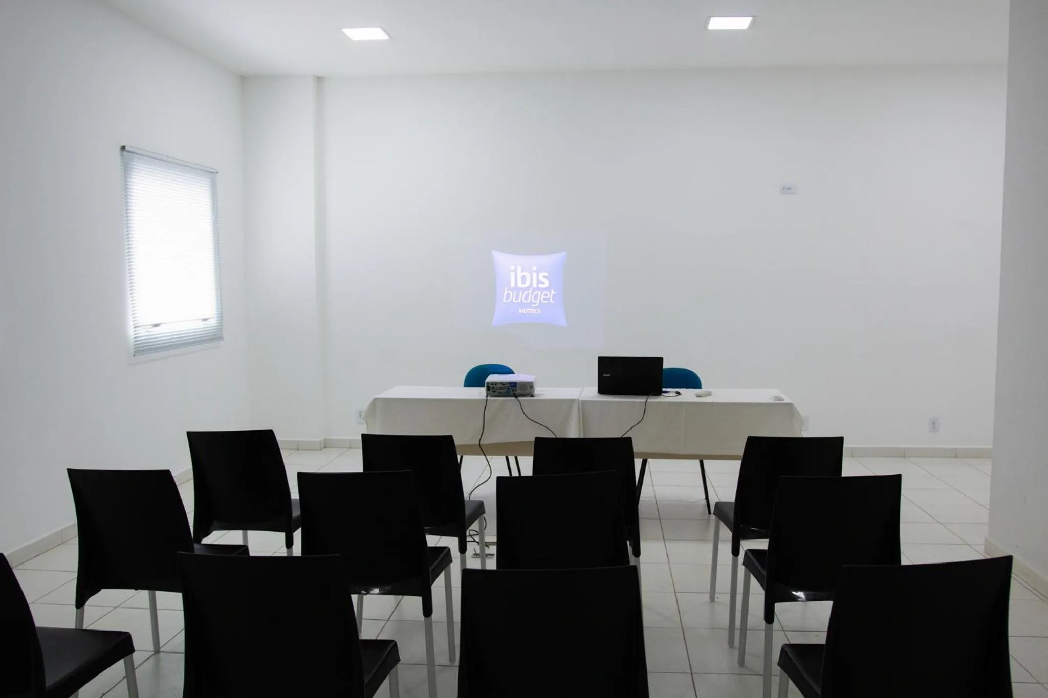 Meeting/conference room in ibis budget Manhuaçu