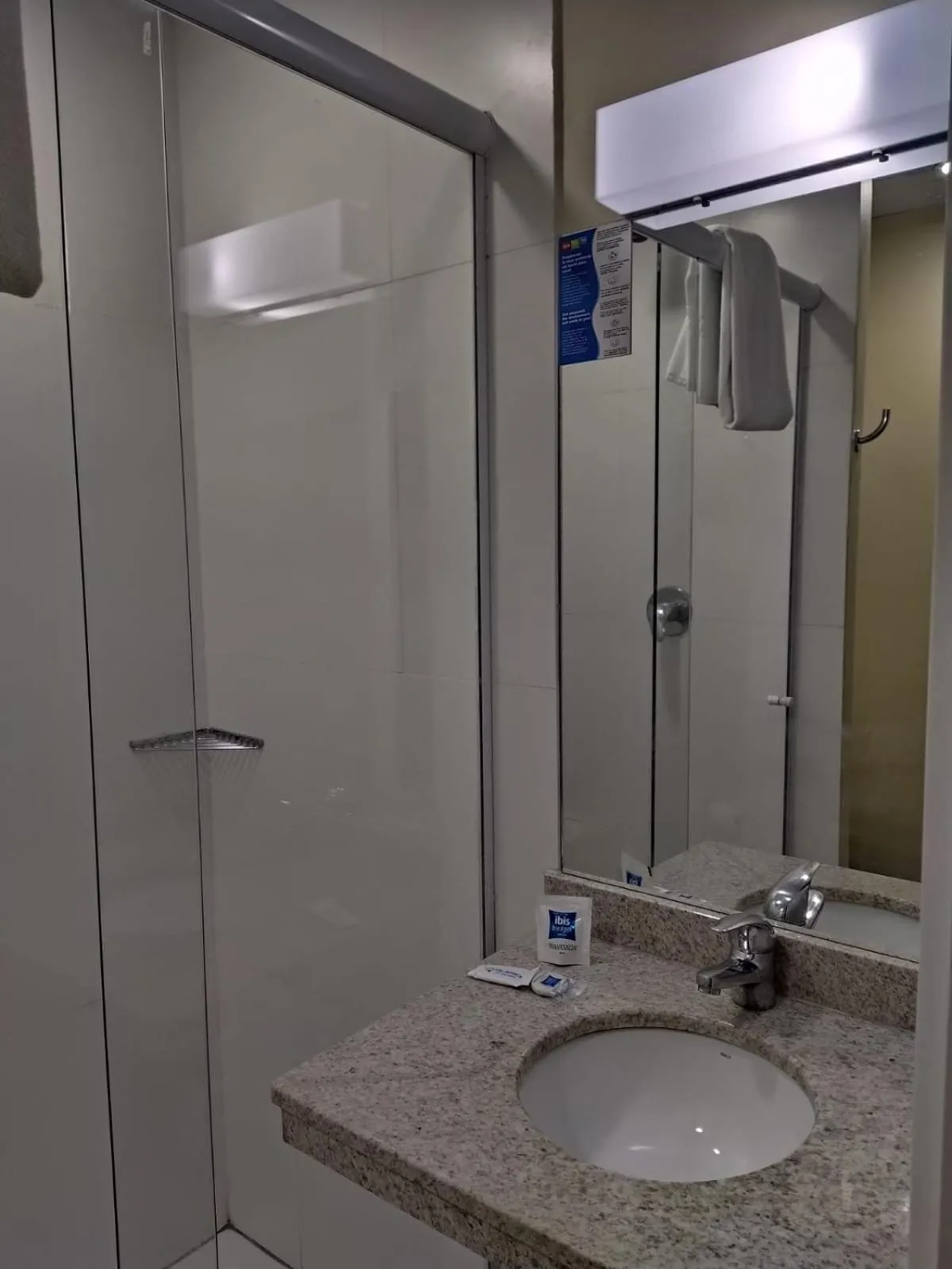 Bathroom in ibis budget Manhuaçu