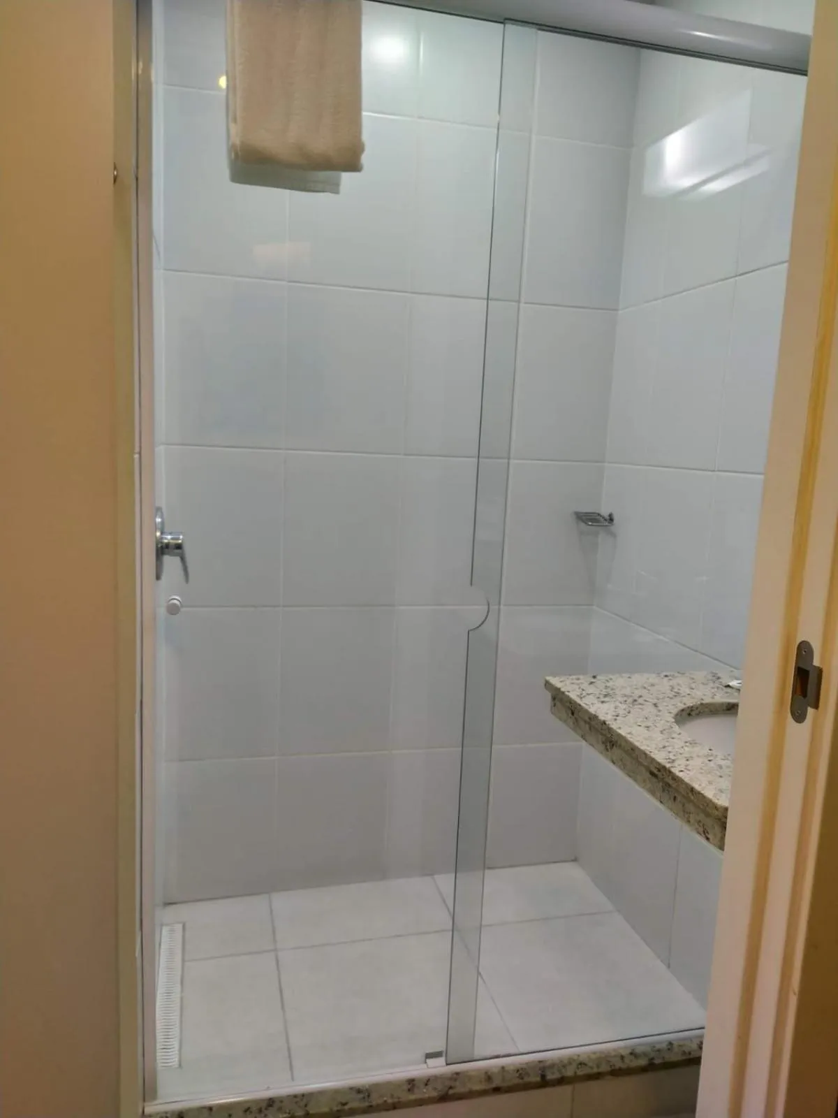 Bathroom in ibis budget Manhuaçu