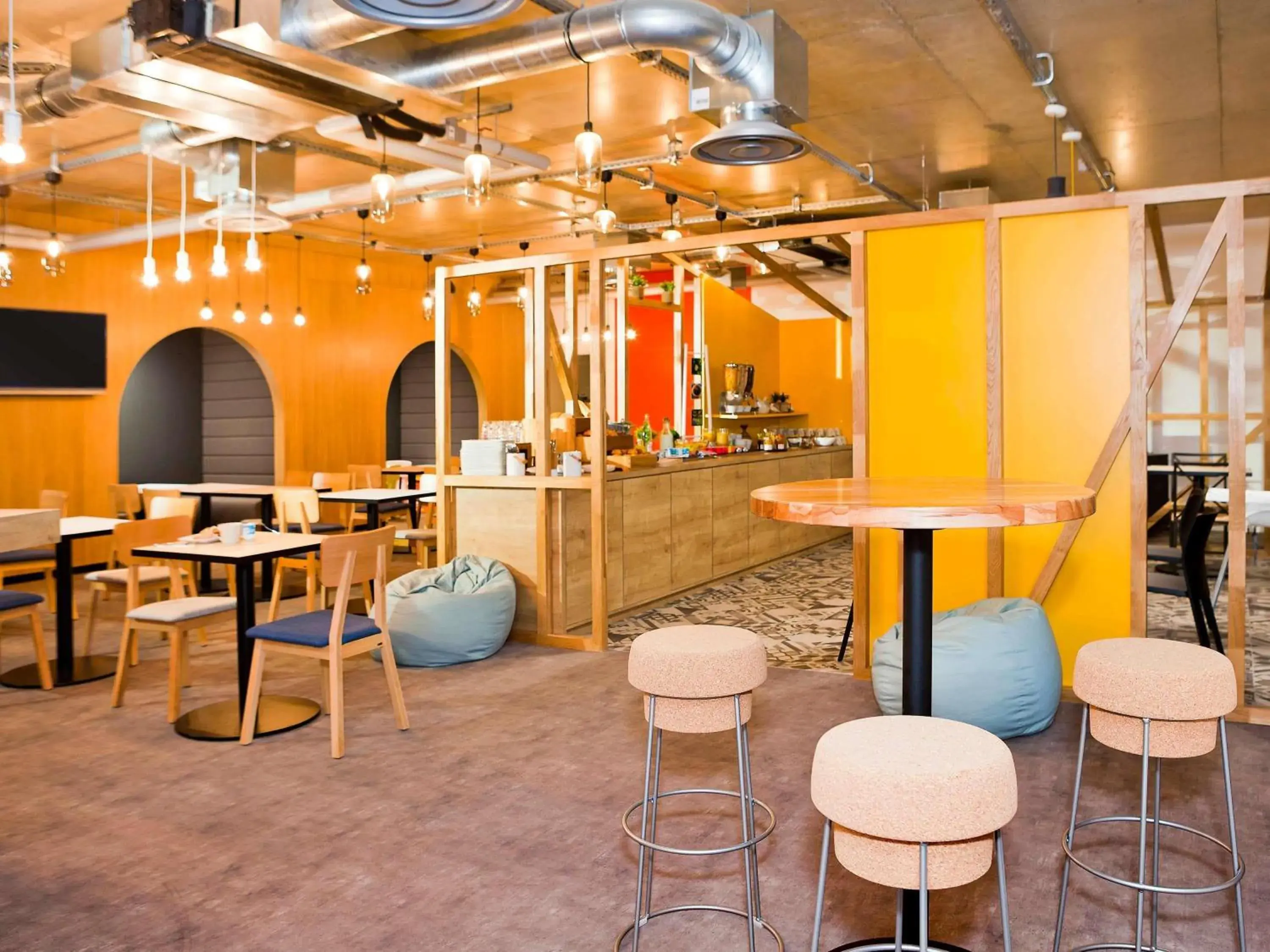 Lounge or bar in ibis Styles Chalons en Champagne Centre Lounge or bar in ibis Styles Chalons en Champagne Centre