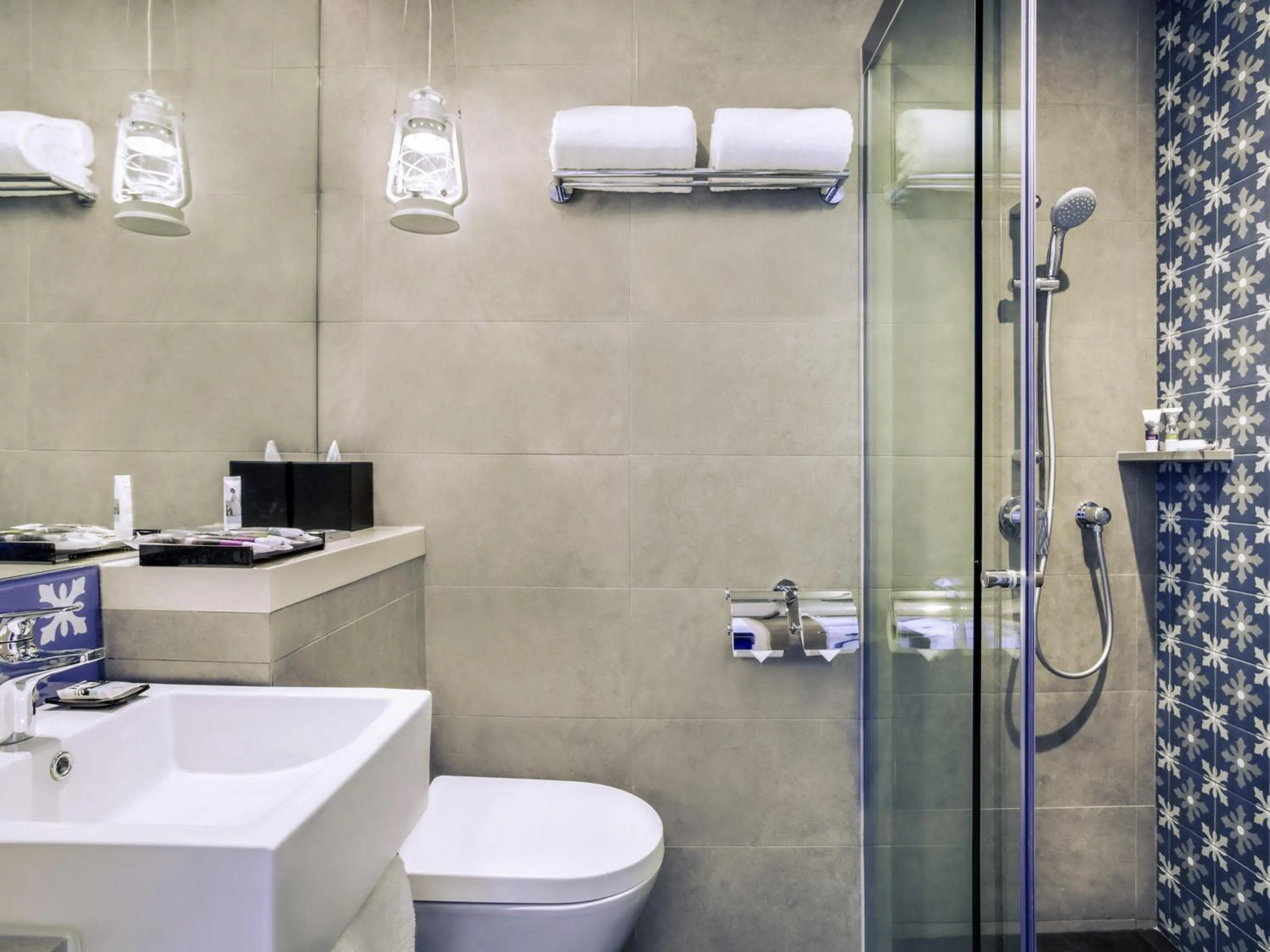 Bedroom in Mercure Singapore On Stevens