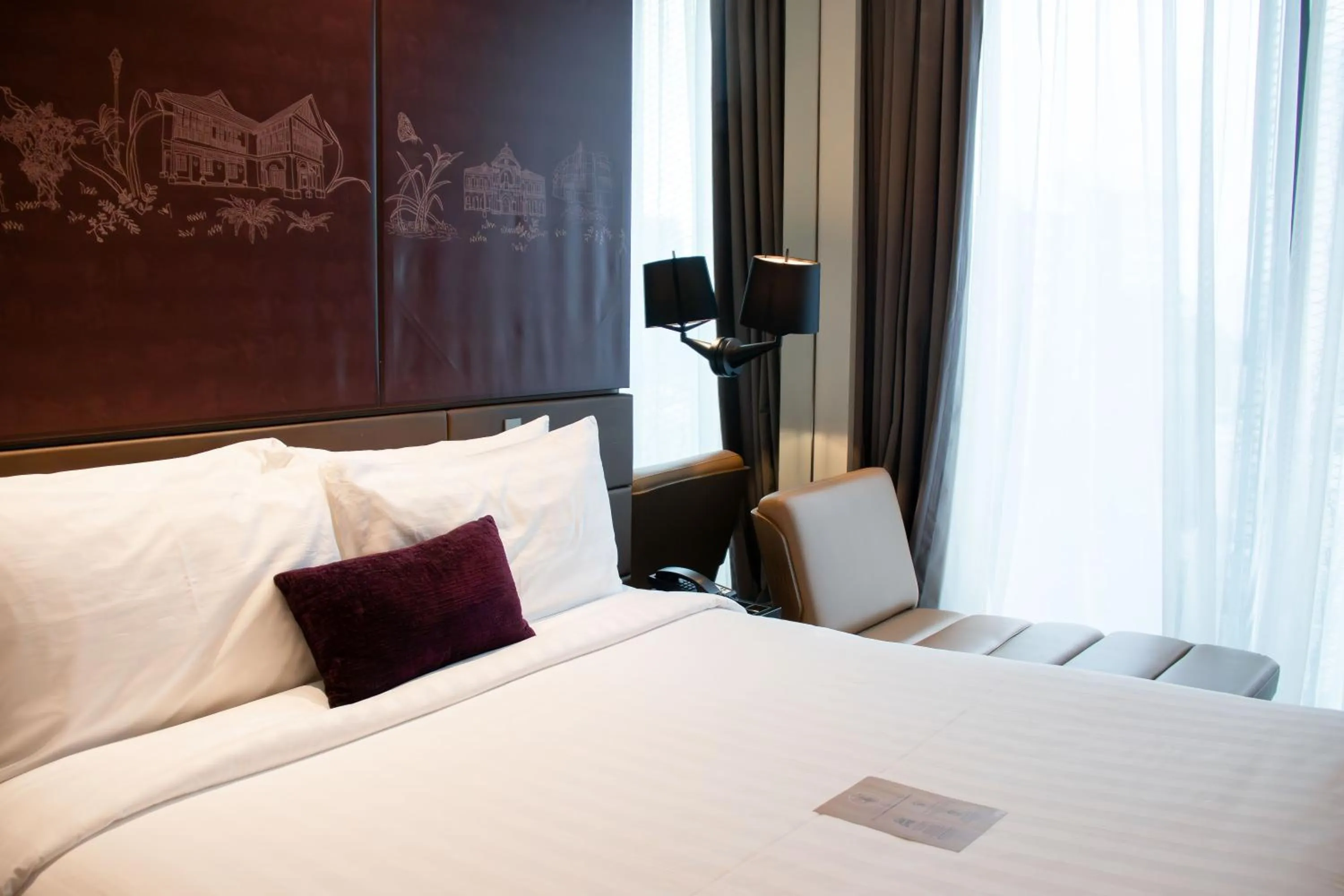 Bed in Mercure Singapore On Stevens