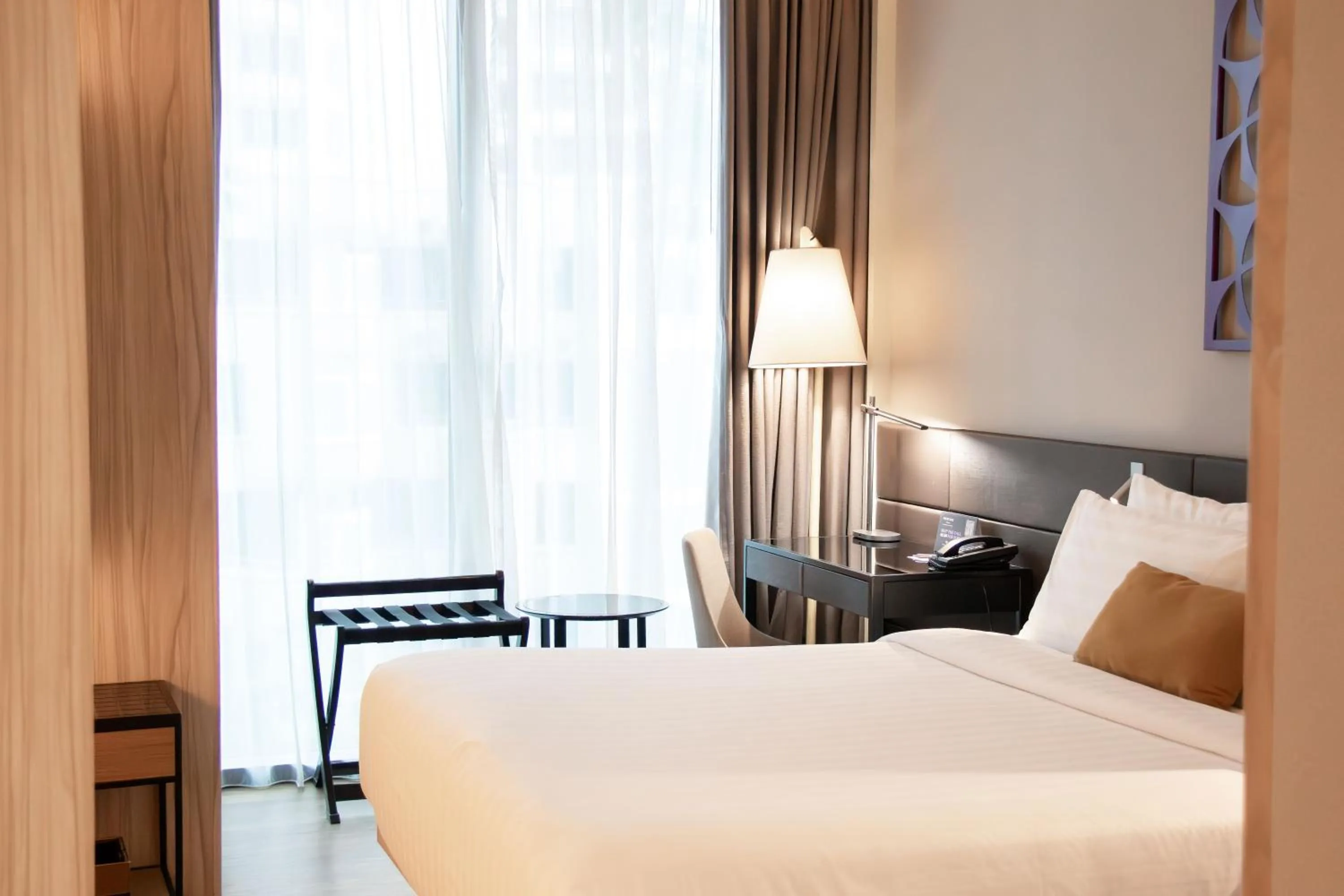 Bed in Mercure Singapore On Stevens