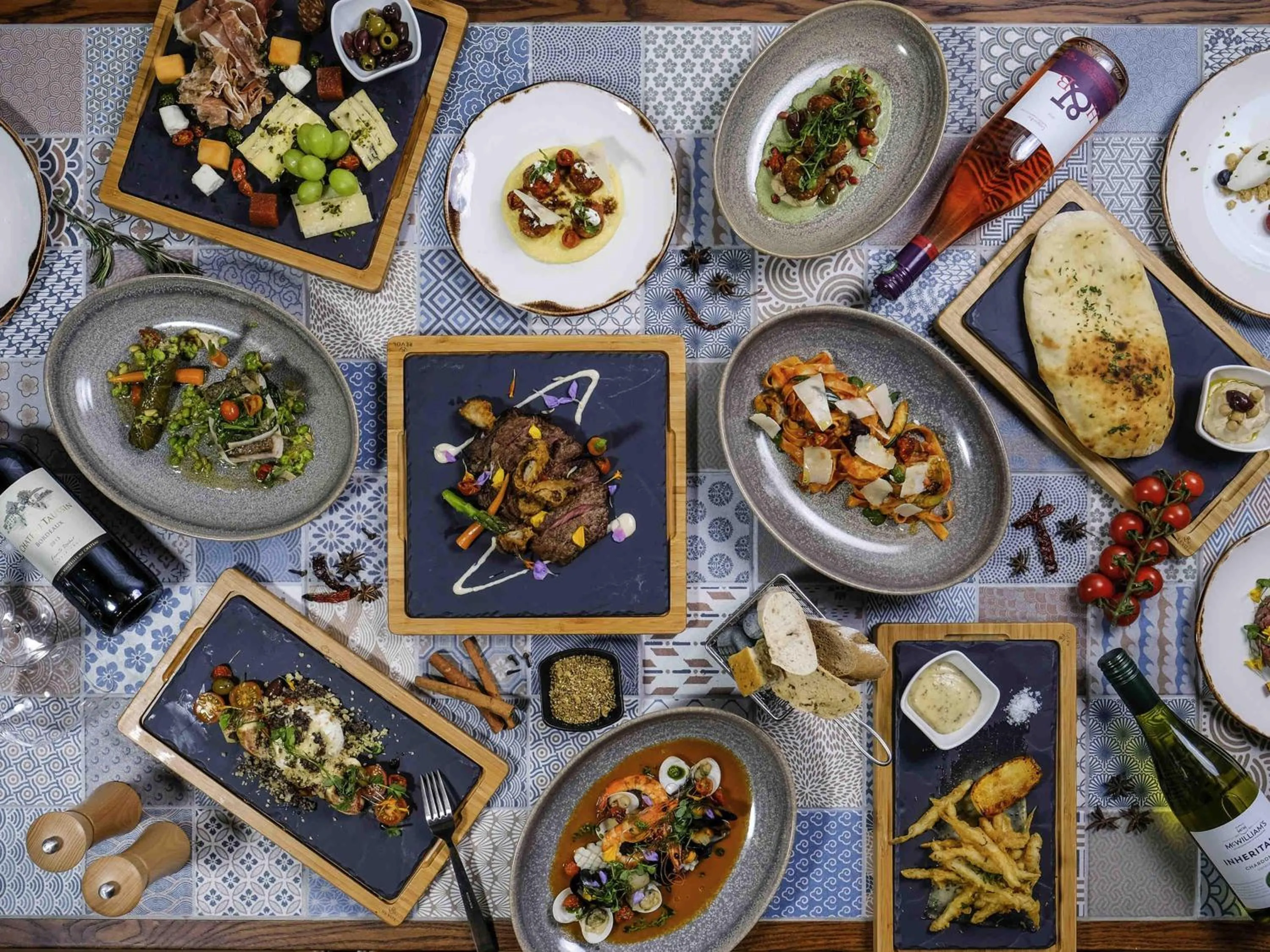 Restaurant/places to eat in Mercure Singapore On Stevens