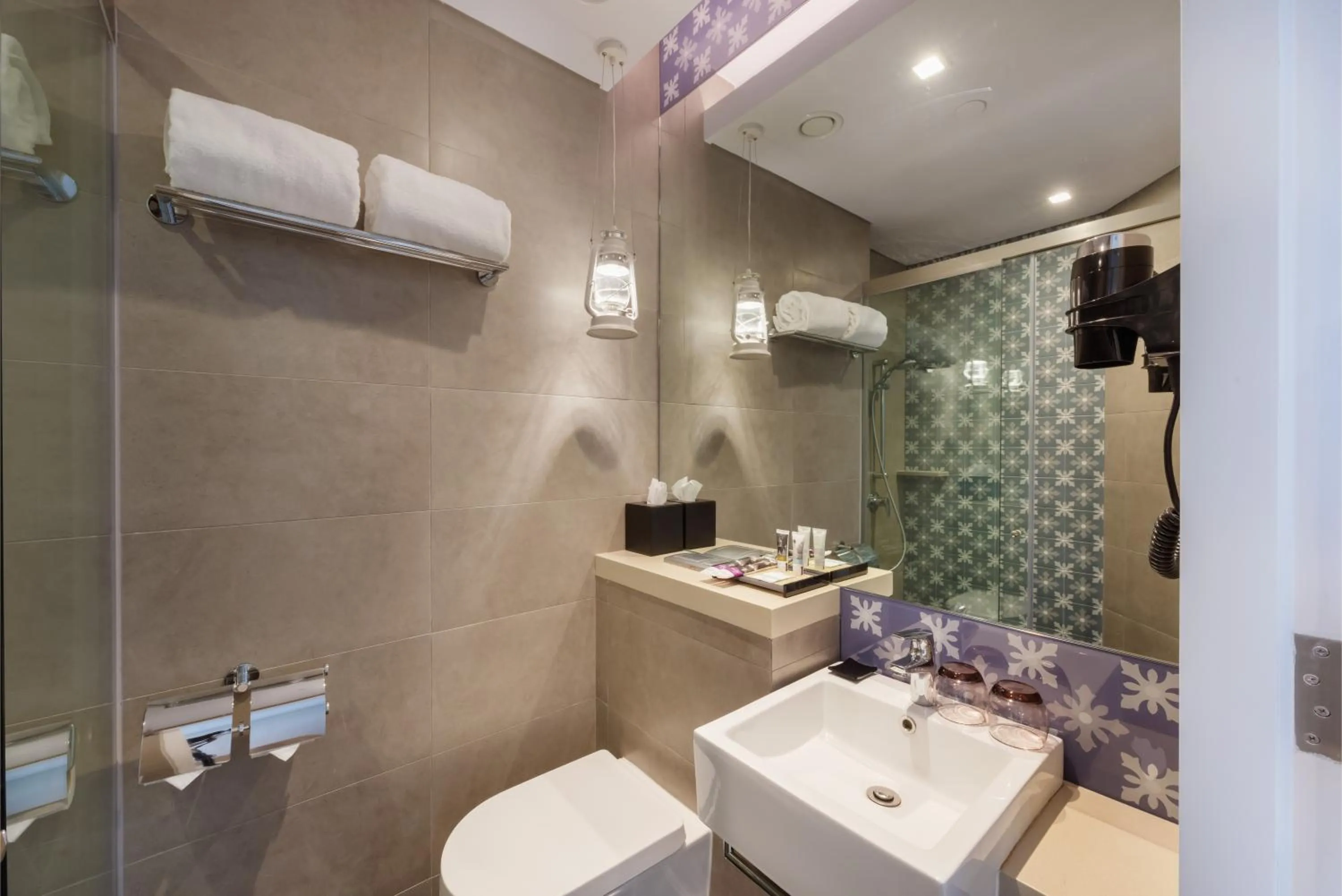 Shower in Mercure Singapore On Stevens