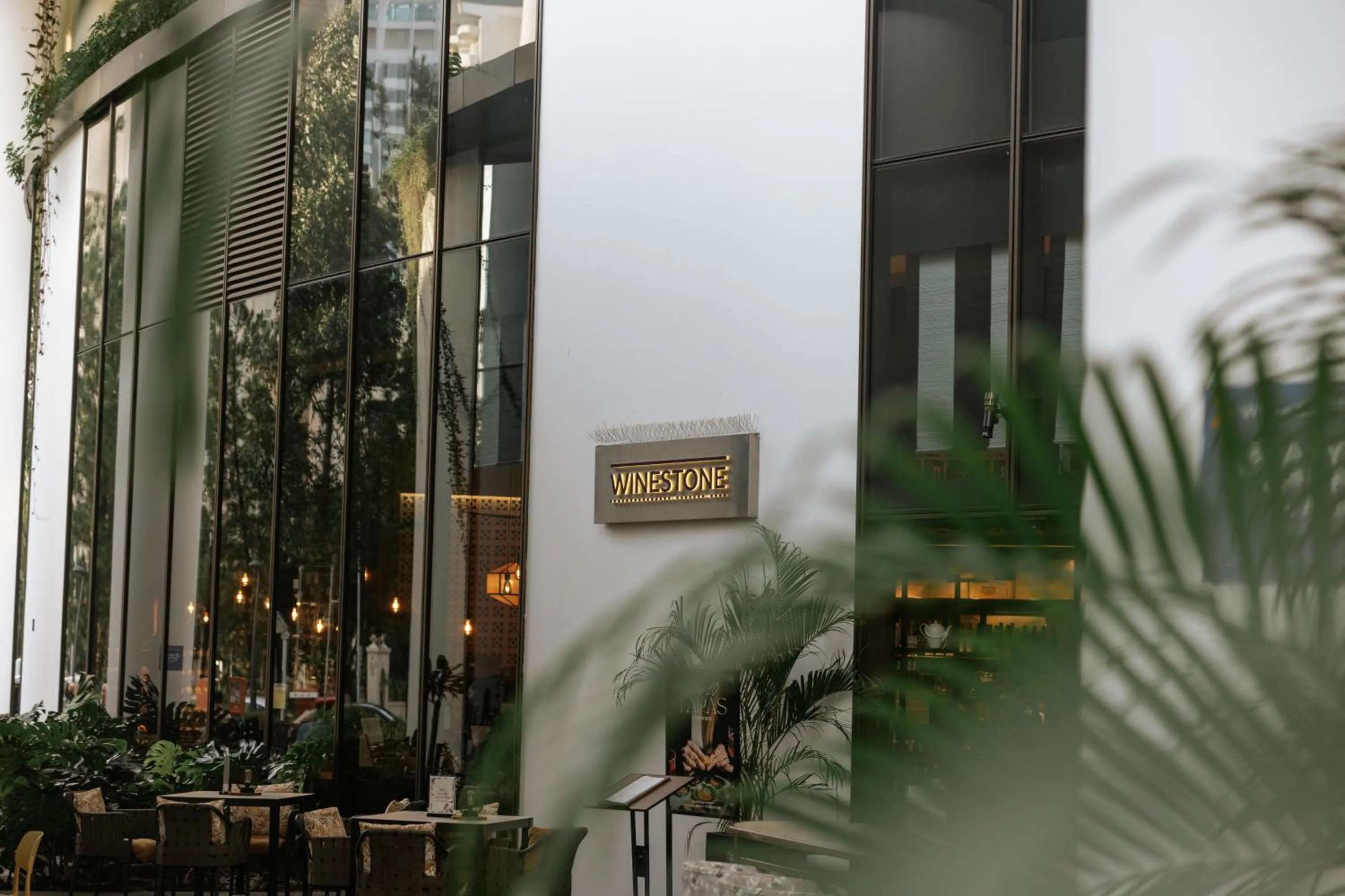 Dining area in Mercure Singapore On Stevens