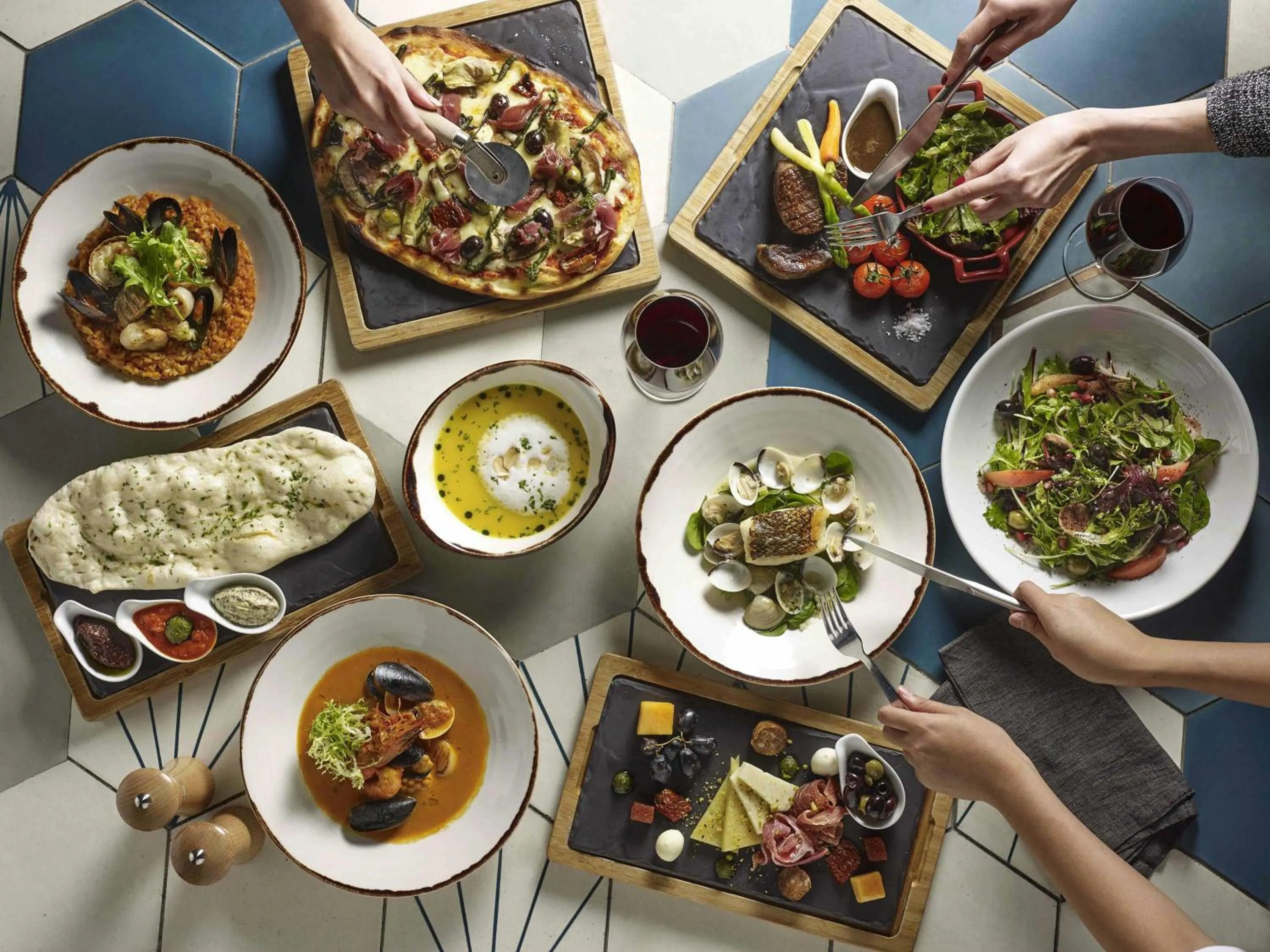 Restaurant/places to eat in Mercure Singapore On Stevens