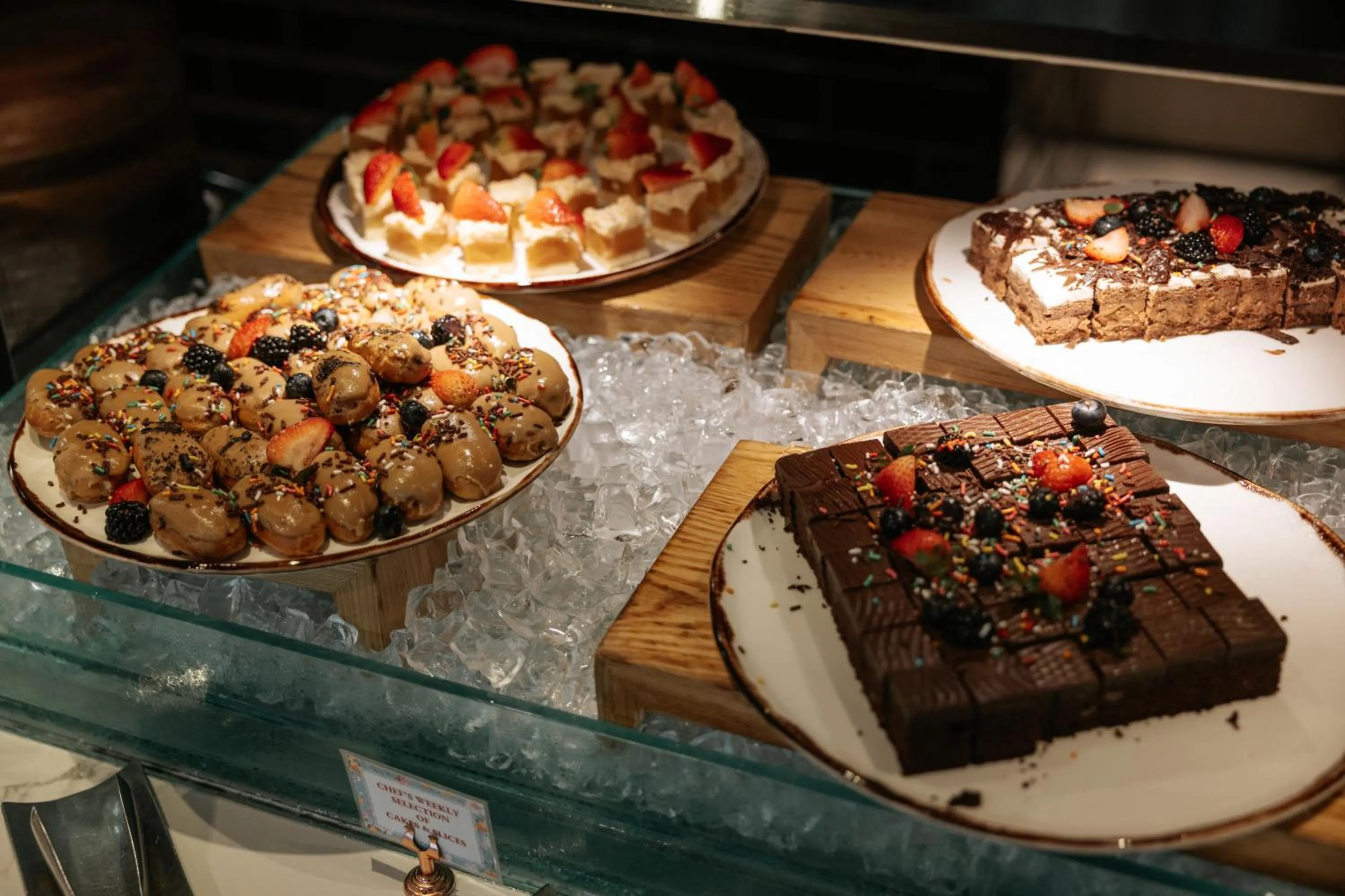 Restaurant/places to eat in Novotel Singapore On Stevens