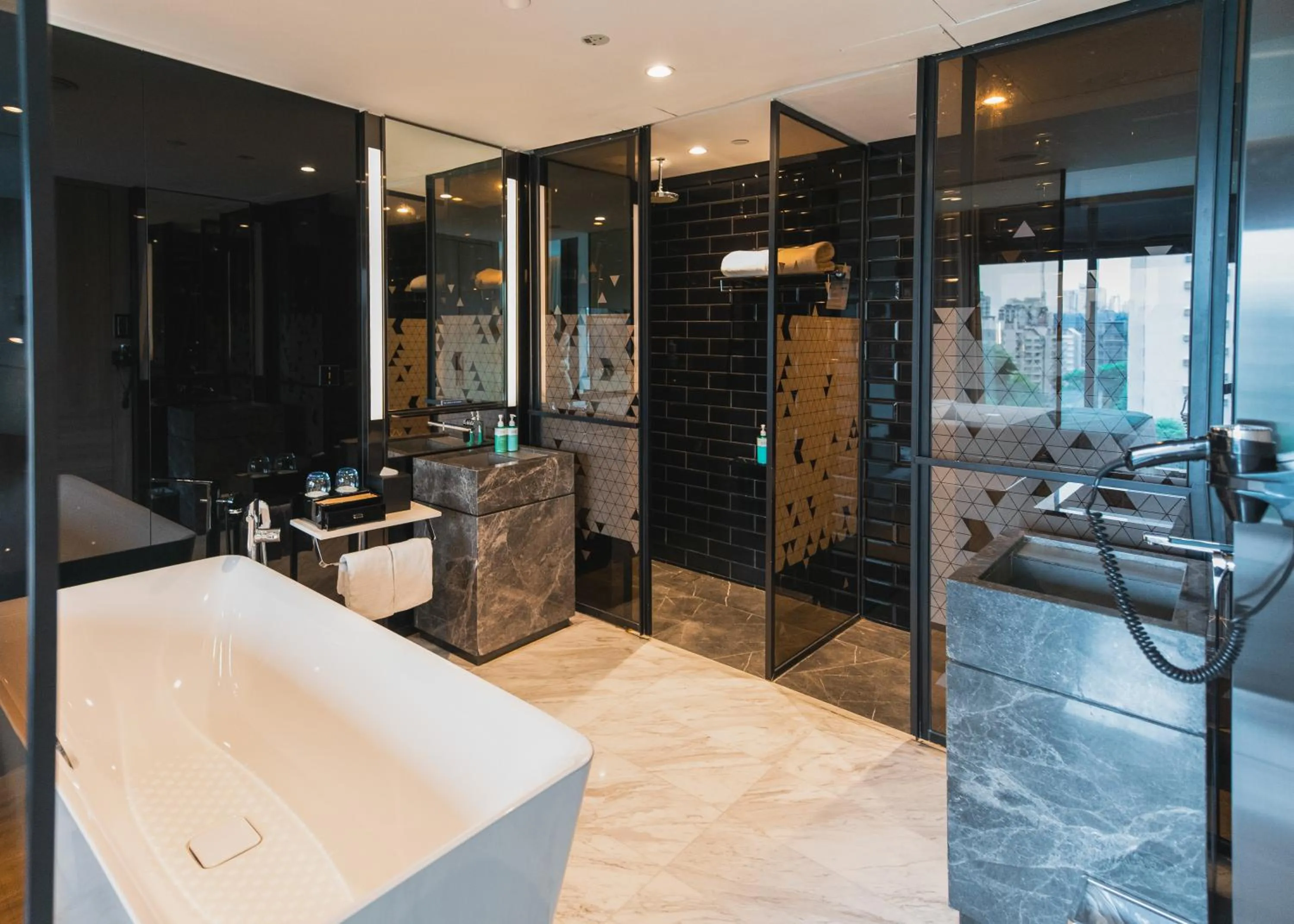 Toilet in Novotel Singapore On Stevens