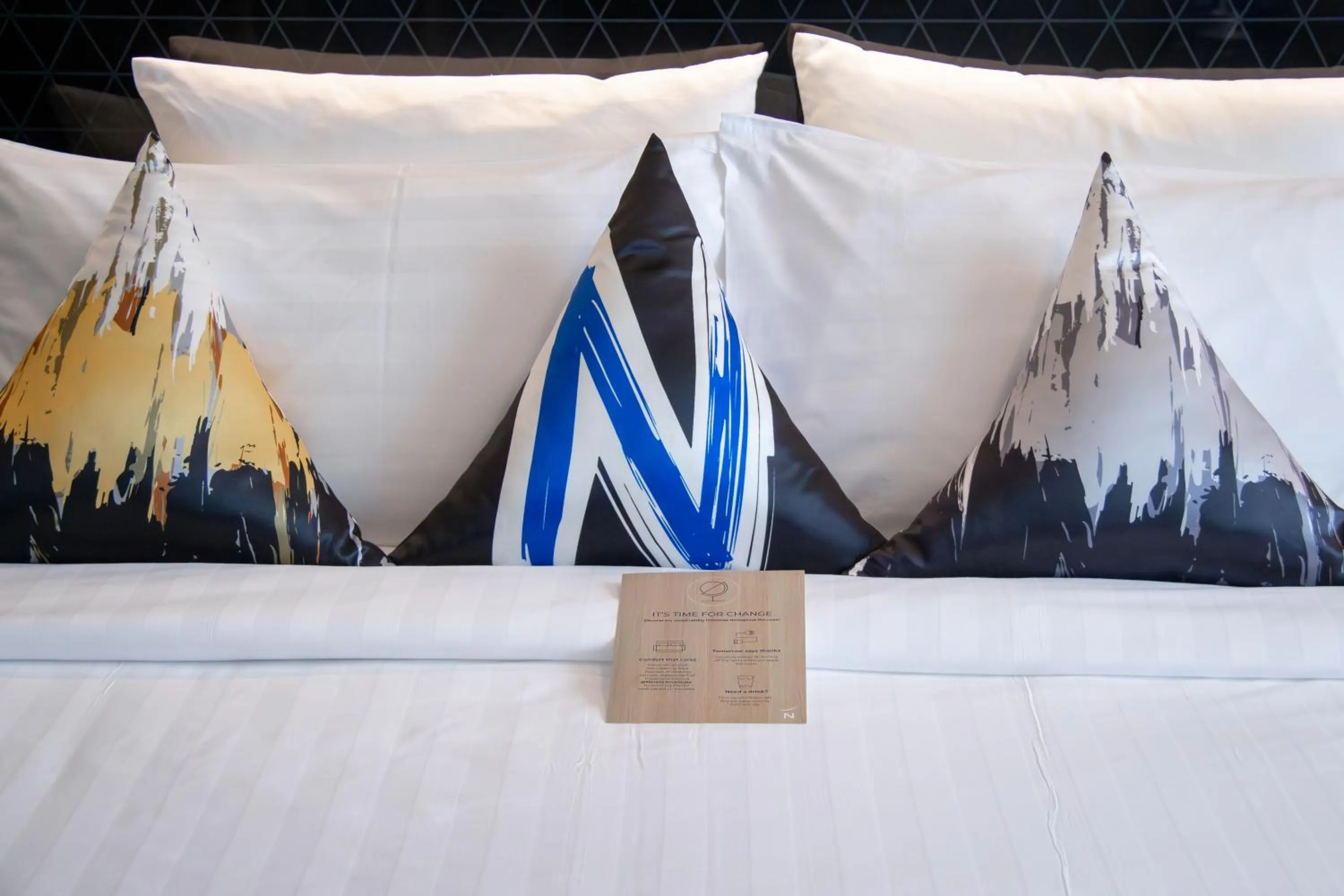 Bed in Novotel Singapore On Stevens