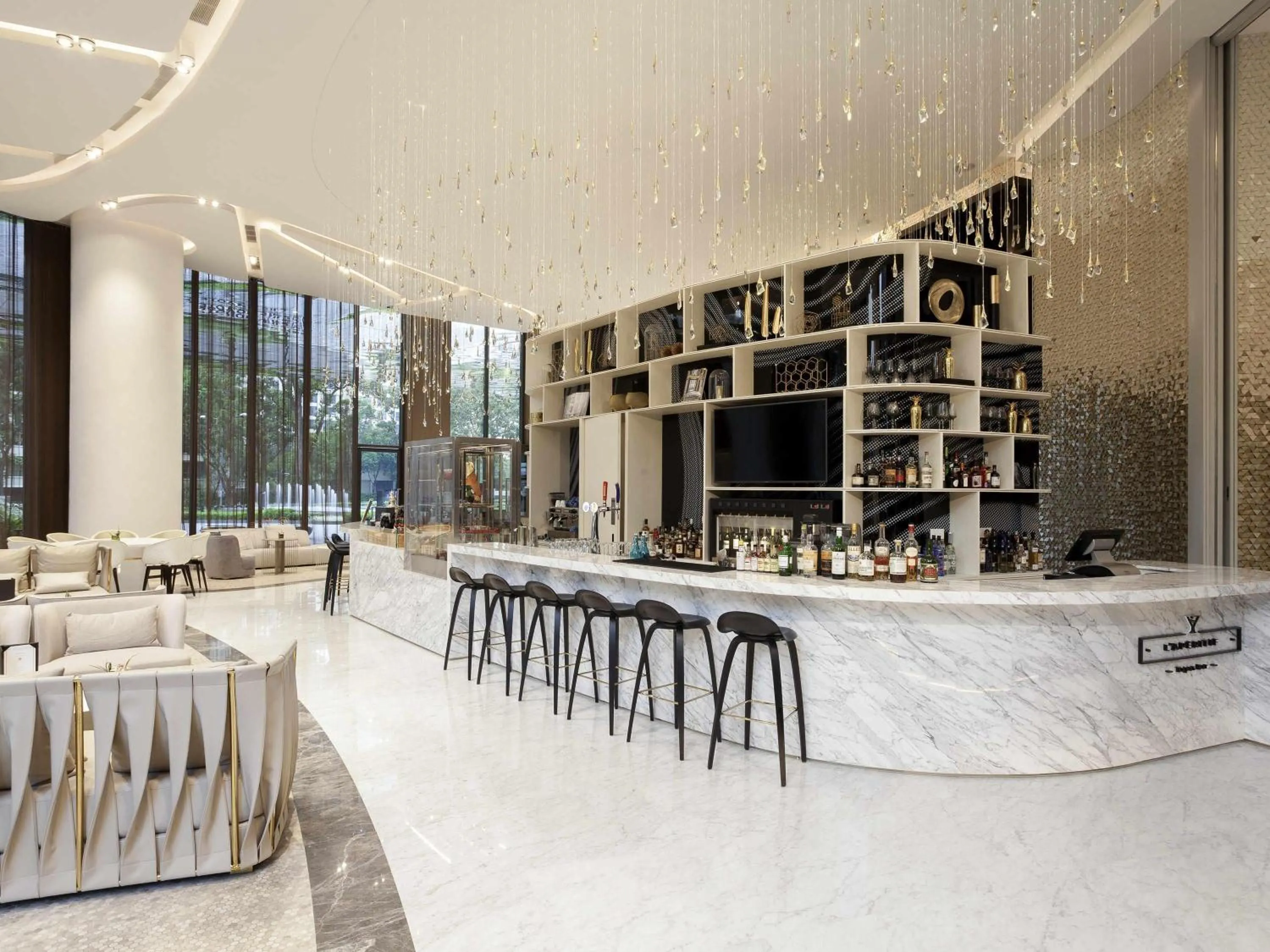 Lounge or bar in Novotel Singapore On Stevens