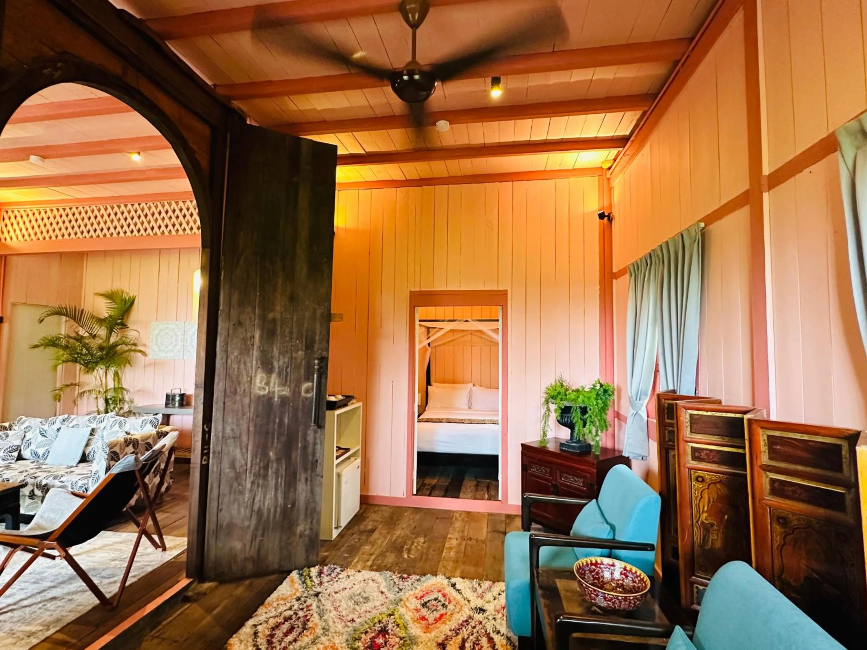 Living room, Bed in Temple Tree Resort